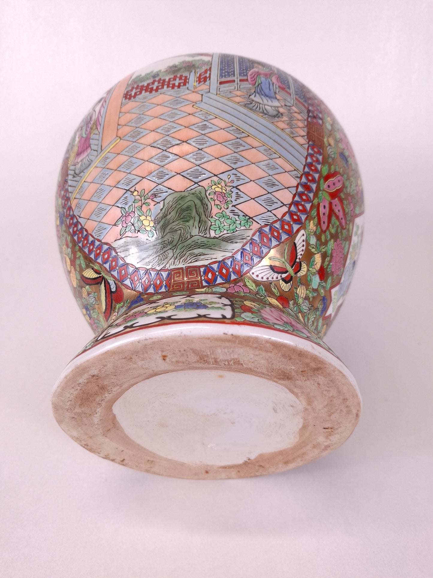 Chinese famille rose temple vase decorated with garden scenes // 20th century