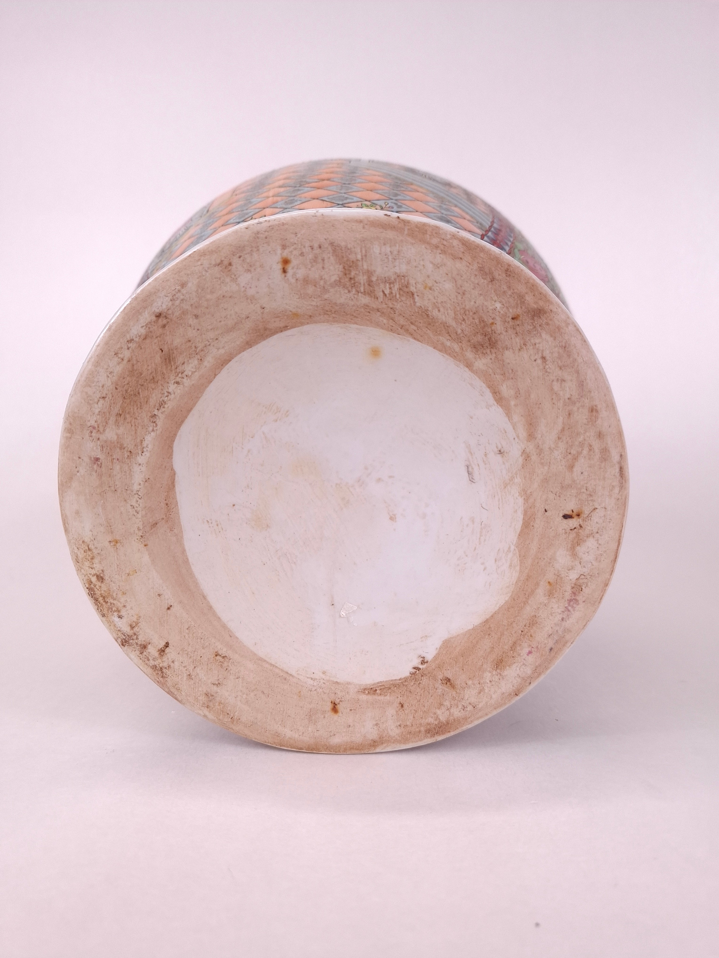 二十世纪粉彩庭院图纹庙宇瓶– Diddenantiques