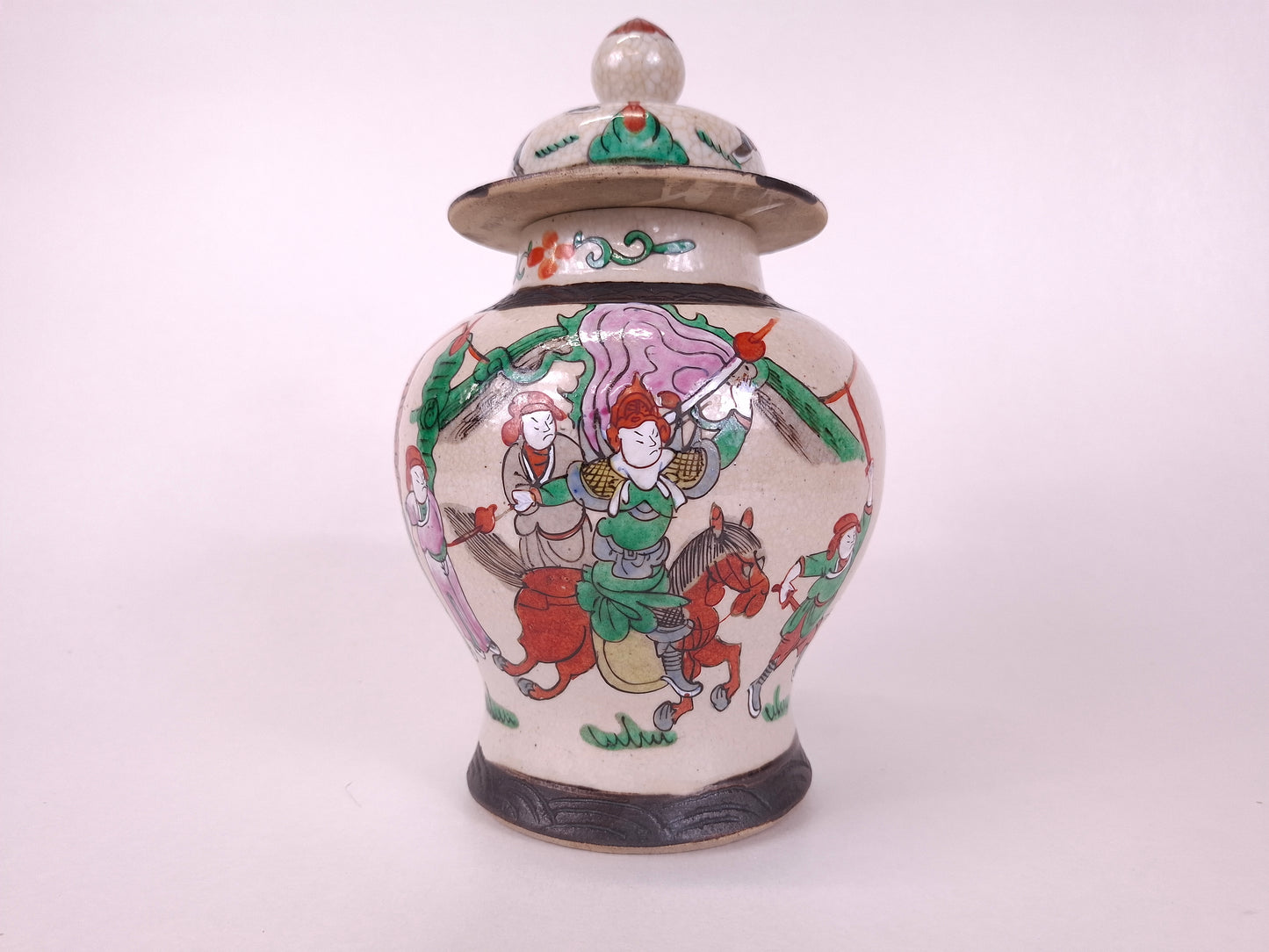Antique 19th century chinese handpainted Nanking vase with warrior scenes
