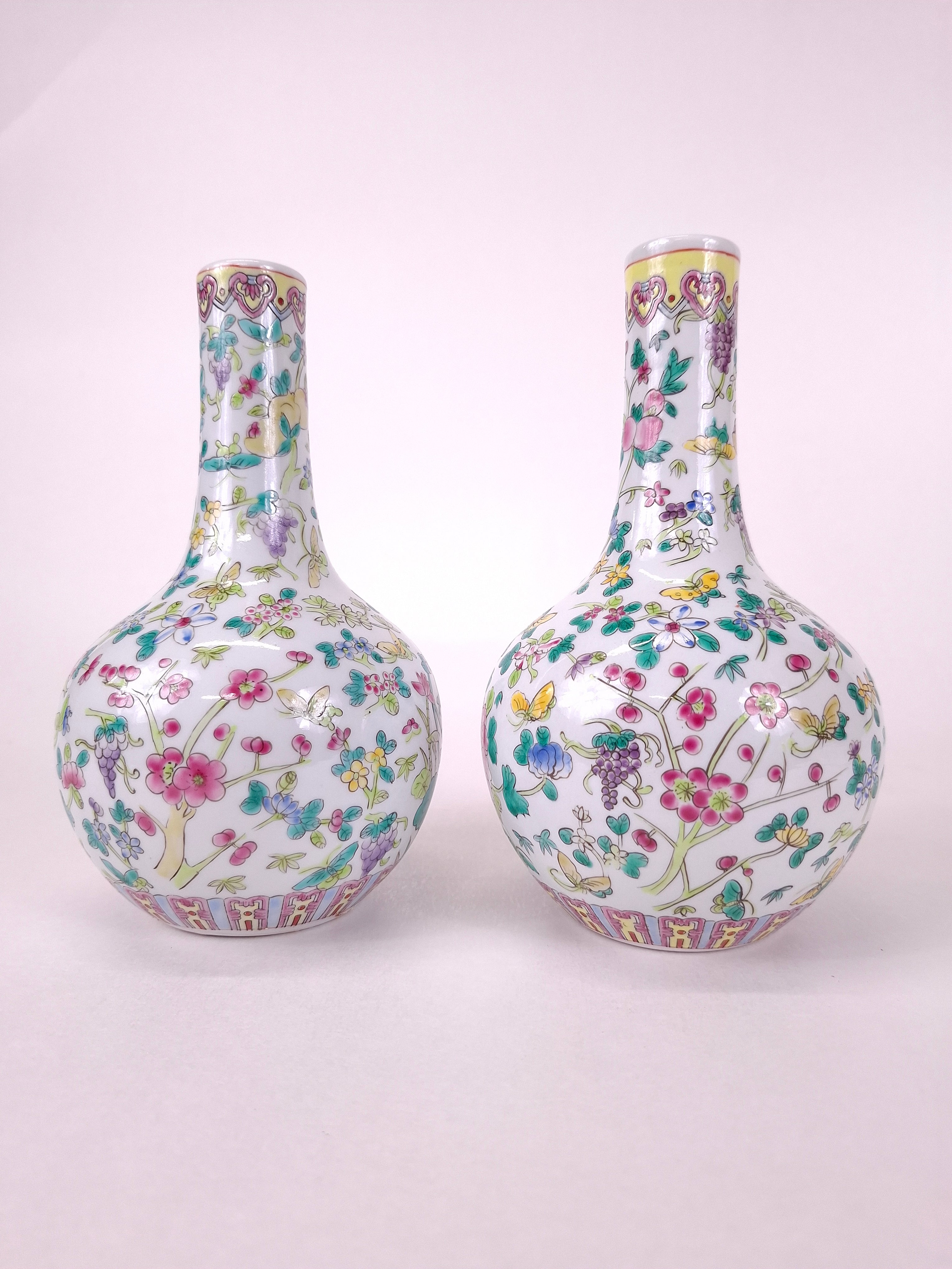 两件套中国粉彩花卉和蝴蝶装饰花瓶// 20 世纪– Diddenantiques