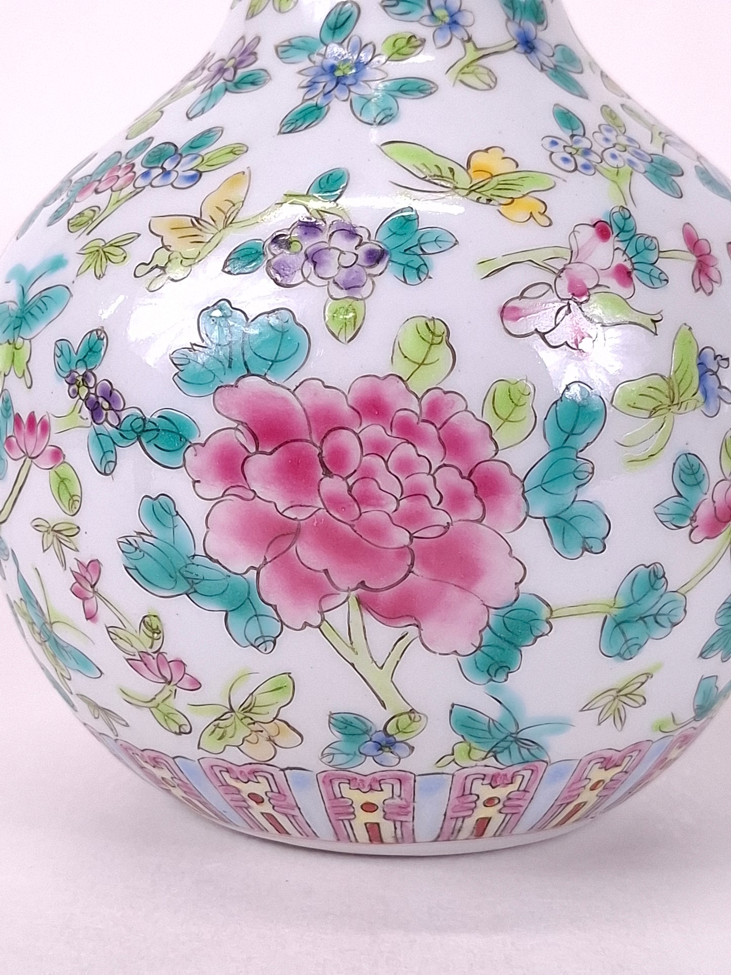 Set of 2 Chinese famille rose bottle vases decorated with flowers and butterflies // 20th century