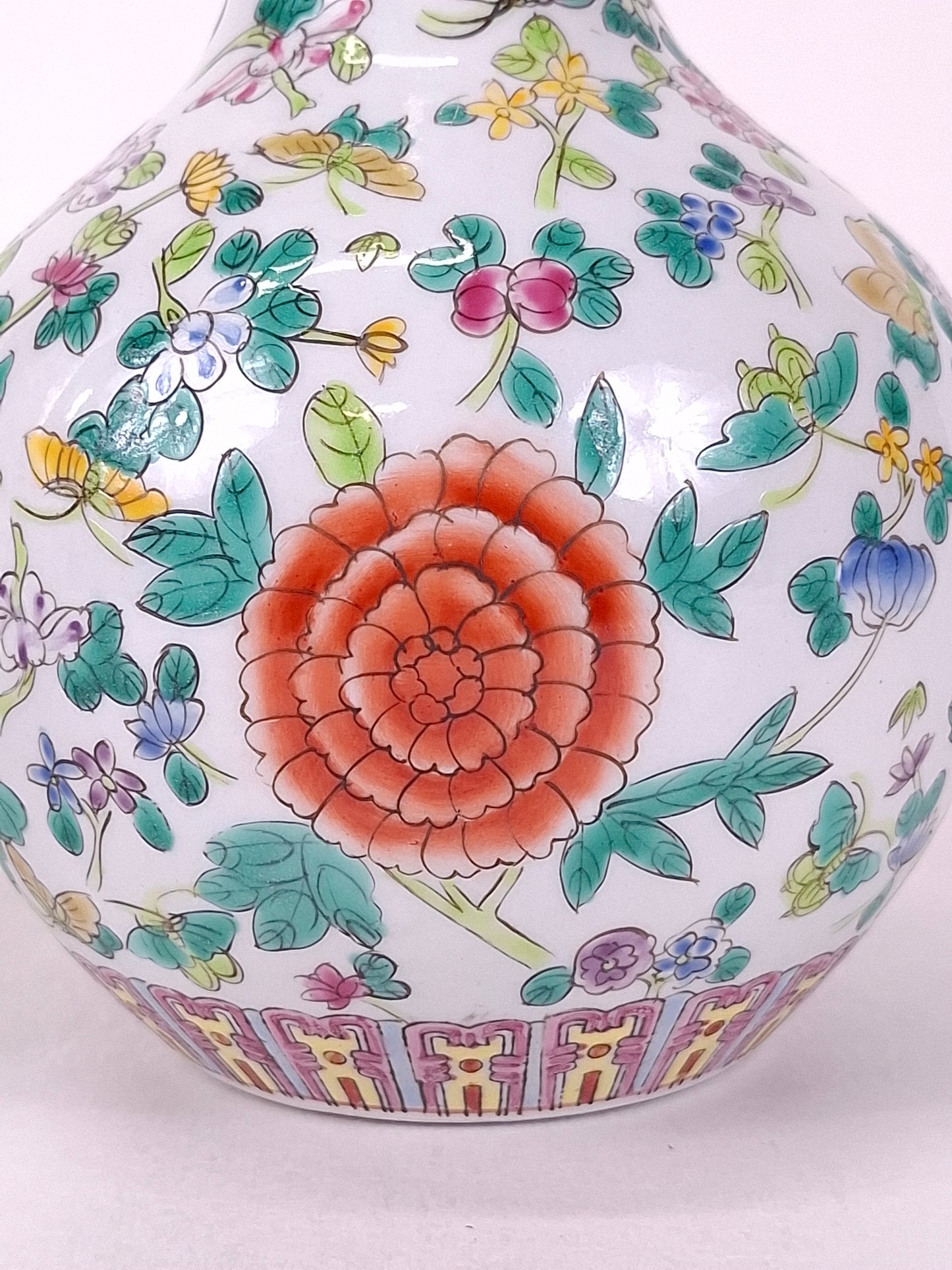Set of 2 Chinese famille rose bottle vases decorated with flowers and butterflies // 20th century