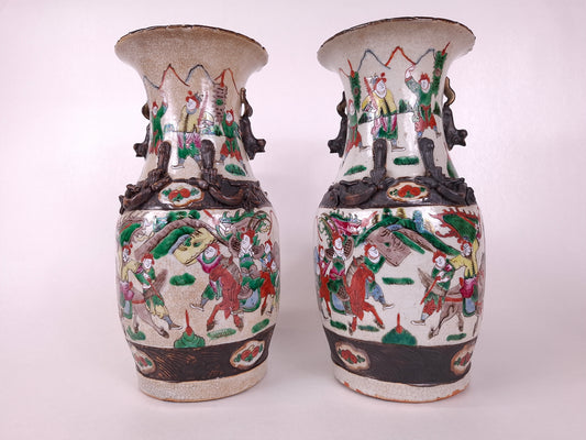 A set of 2 antique Chinese Nanking vases decorated with warrior scenes // Qing Dynasty - 19th century
