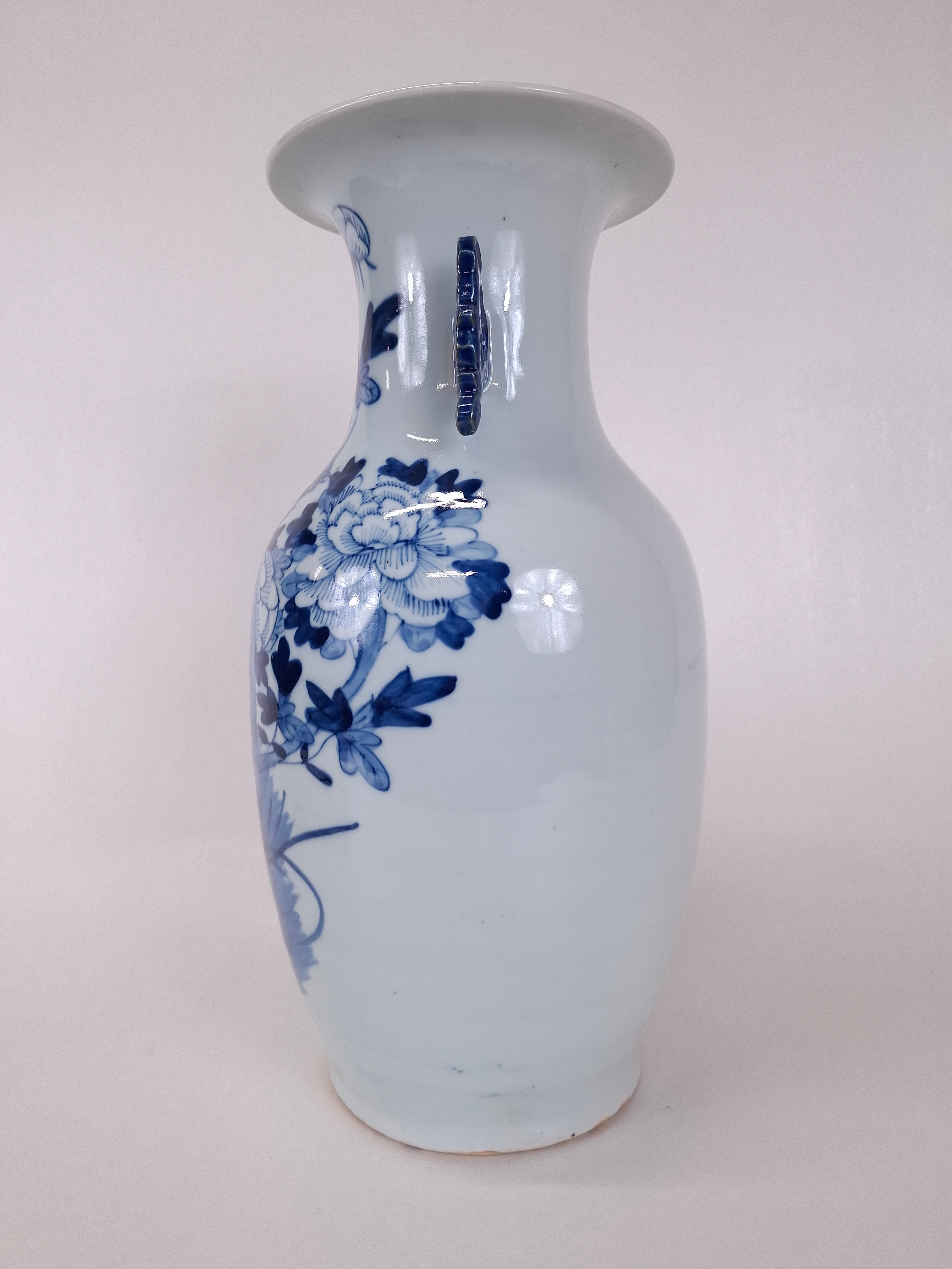 中国古董花瓶，饰以鸟语花香// 青花瓷- 清代- 19世纪– Diddenantiques