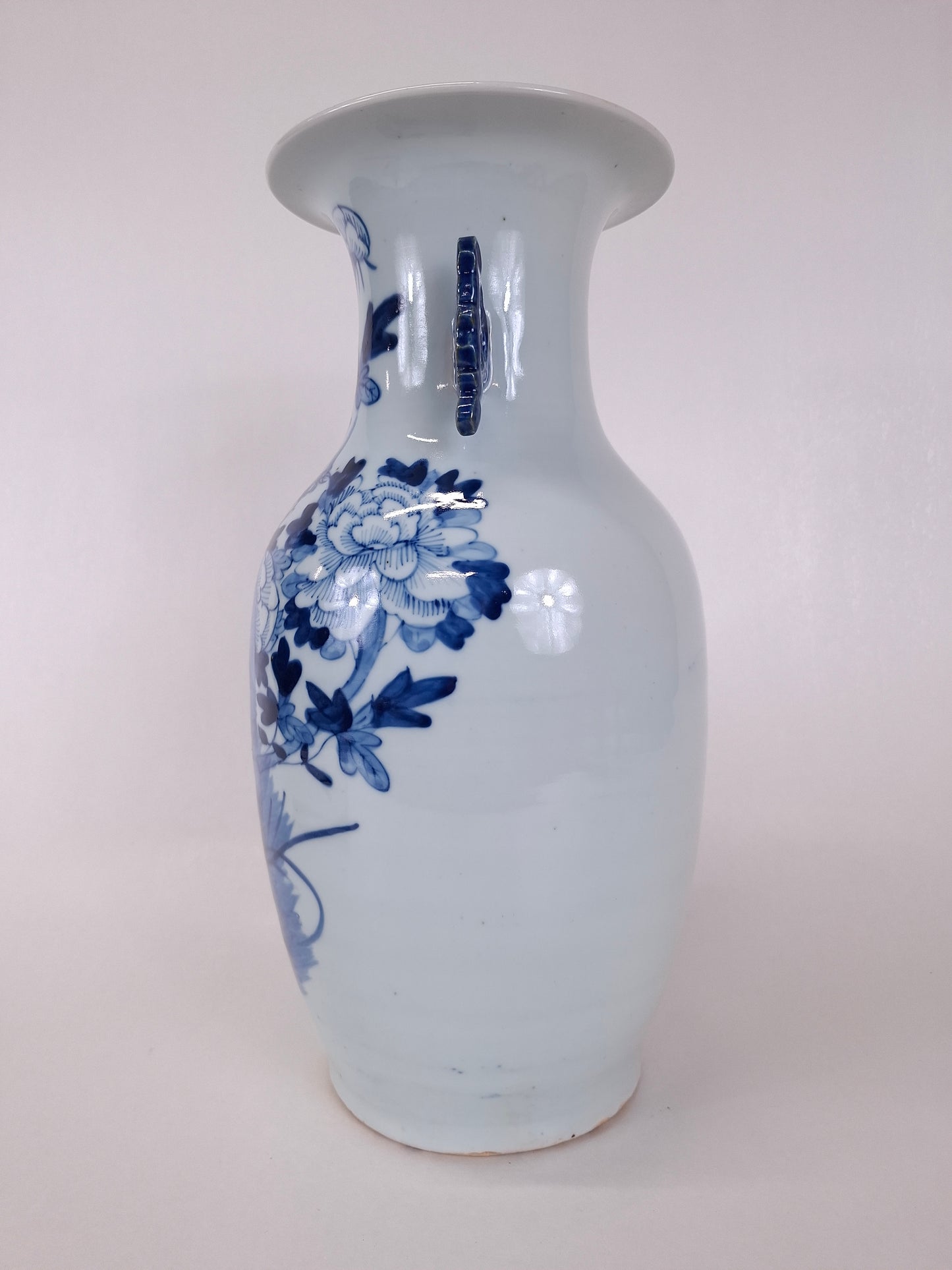 Vase chinois ancien orné d'un oiseau et de fleurs // Bleu et blanc - Dynastie Qing - XIXe siècle