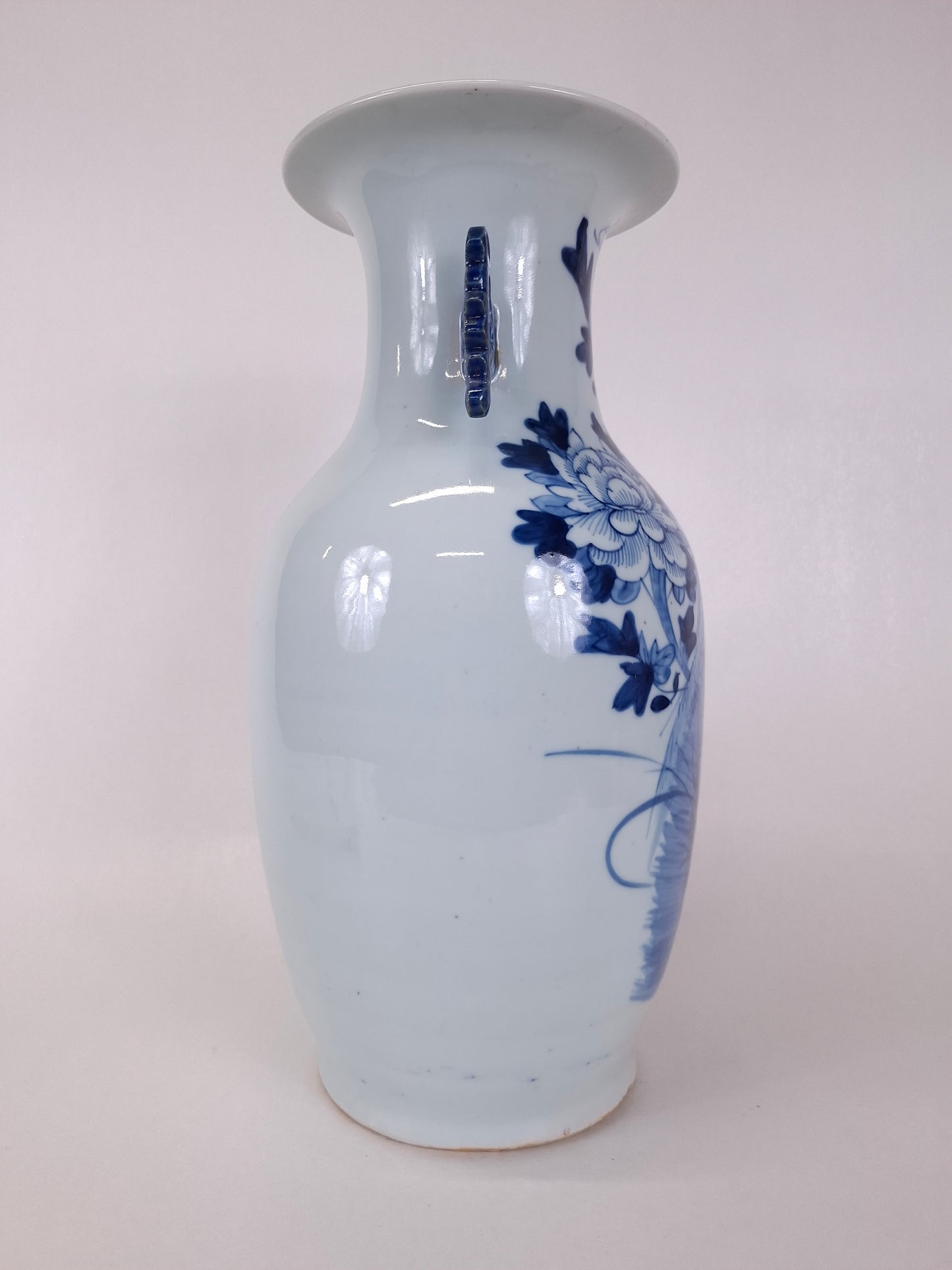 Vase chinois ancien orné d'un oiseau et de fleurs // Bleu et blanc - Dynastie Qing - XIXe siècle