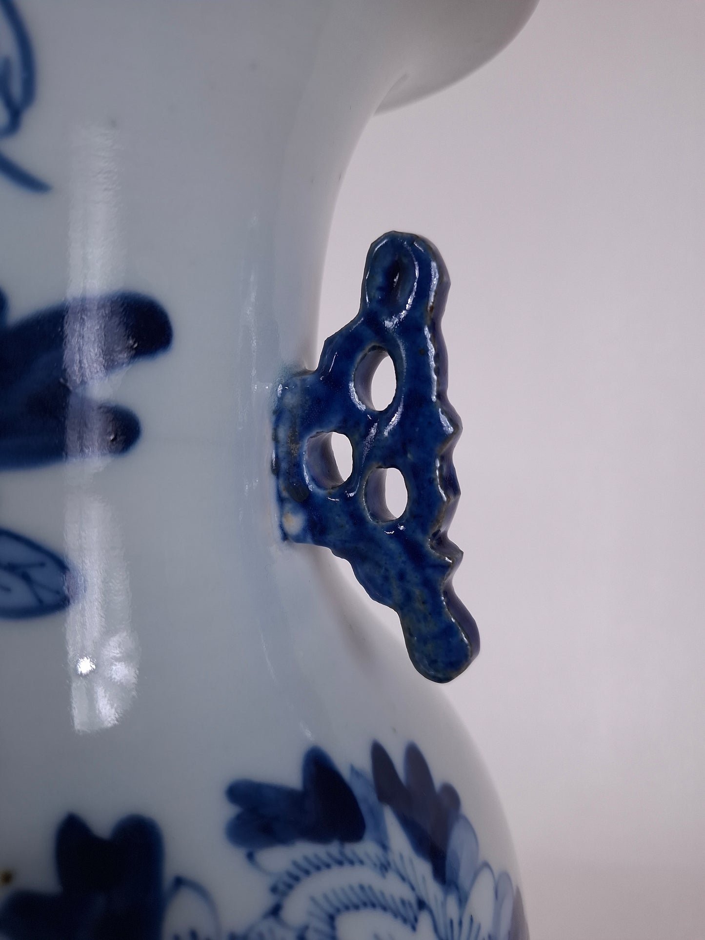 Vase chinois ancien orné d'un oiseau et de fleurs // Bleu et blanc - Dynastie Qing - XIXe siècle