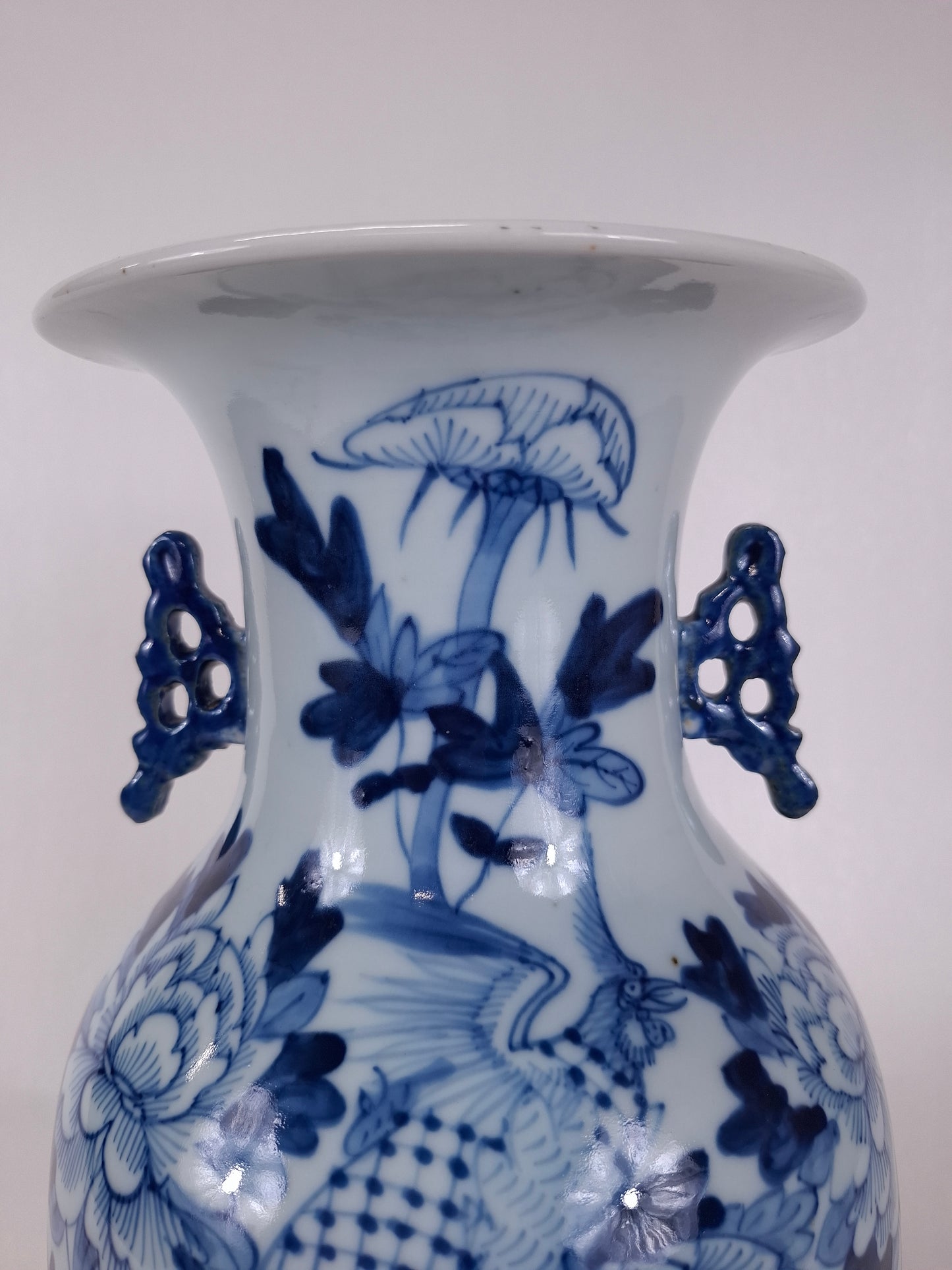 Vase chinois ancien orné d'un oiseau et de fleurs // Bleu et blanc - Dynastie Qing - XIXe siècle