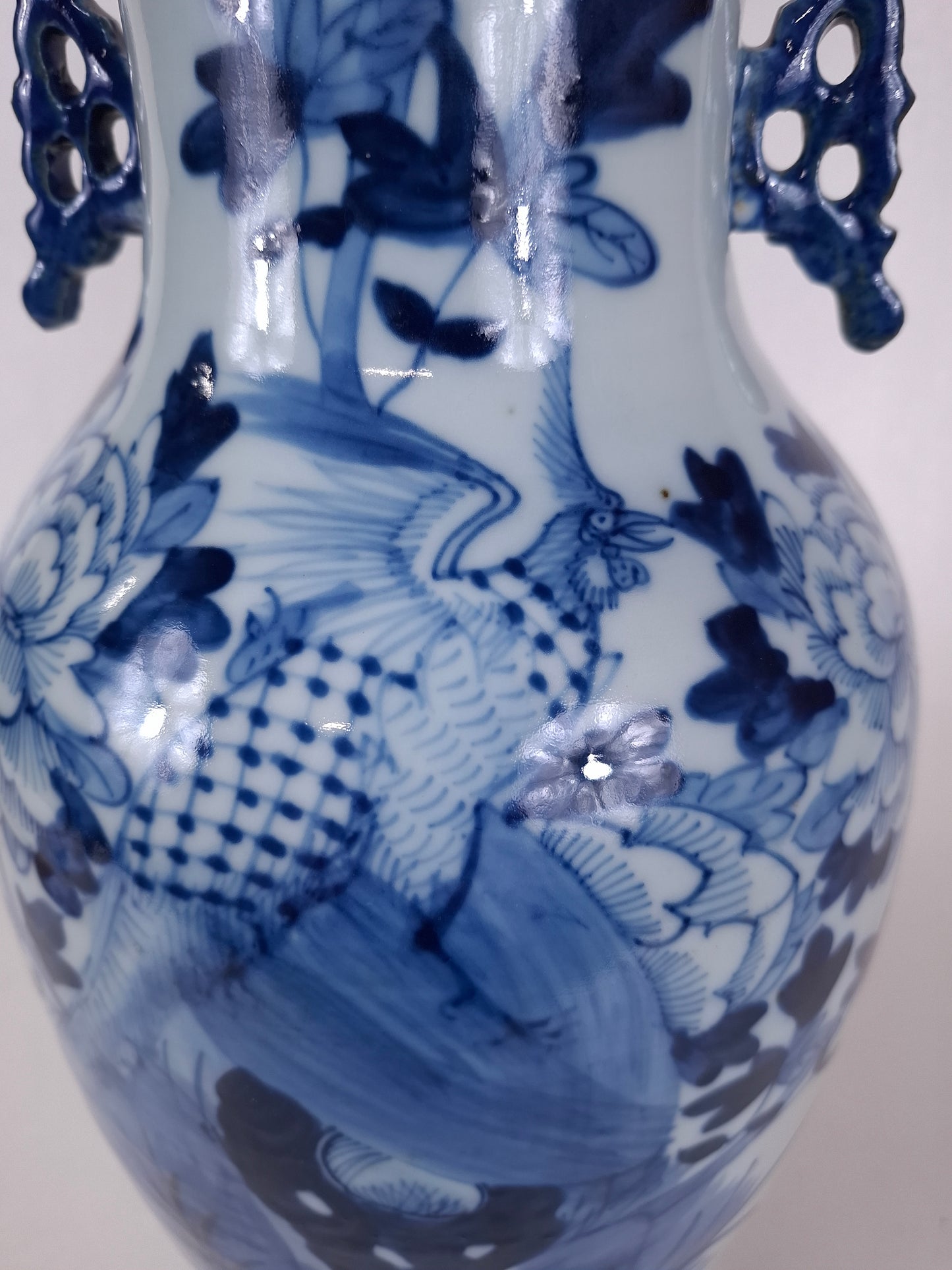 Vase chinois ancien orné d'un oiseau et de fleurs // Bleu et blanc - Dynastie Qing - XIXe siècle