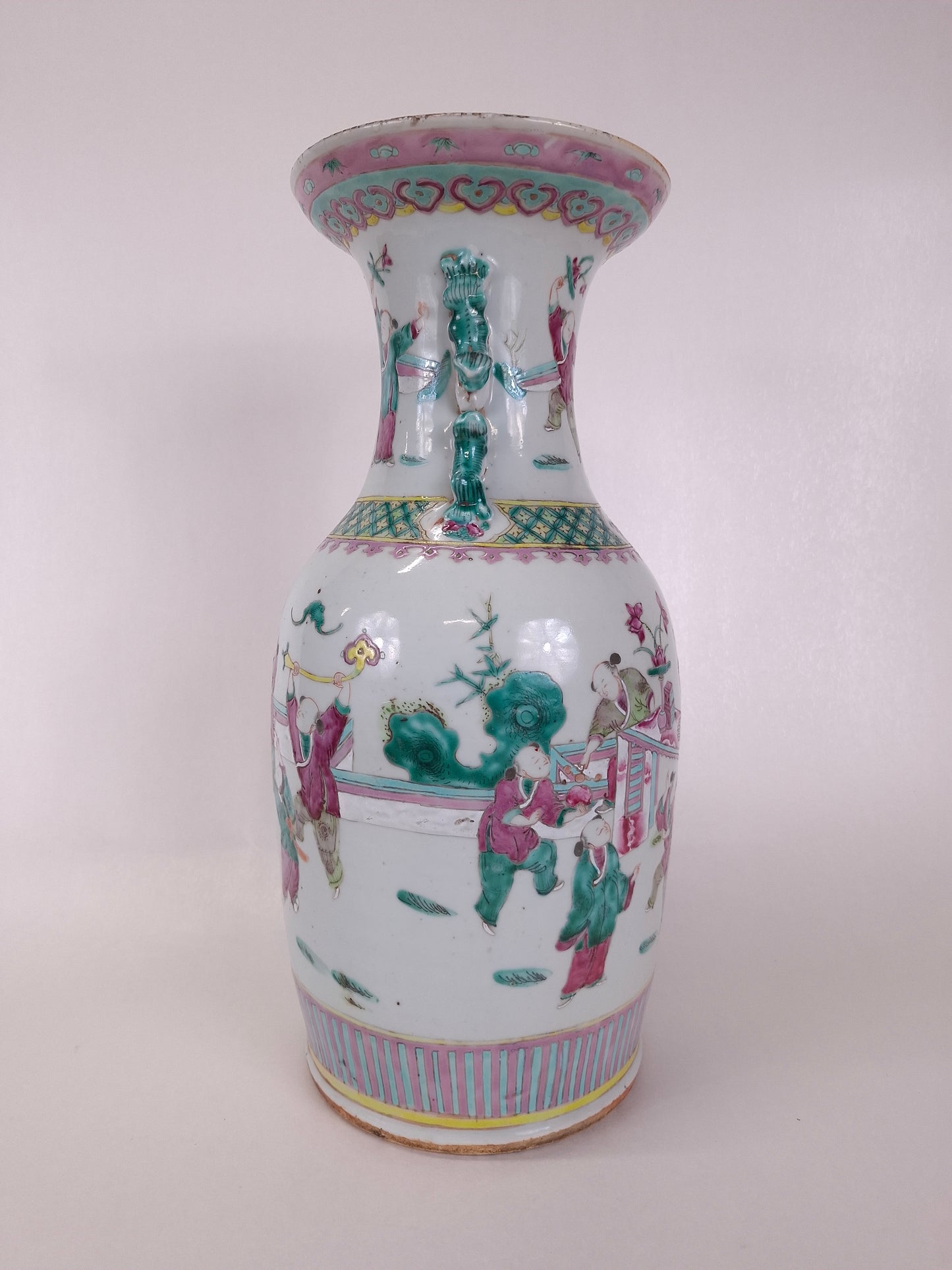 Vase chinois ancien en porcelaine rose décoré de personnages // Dynastie Qing - XIXe siècle