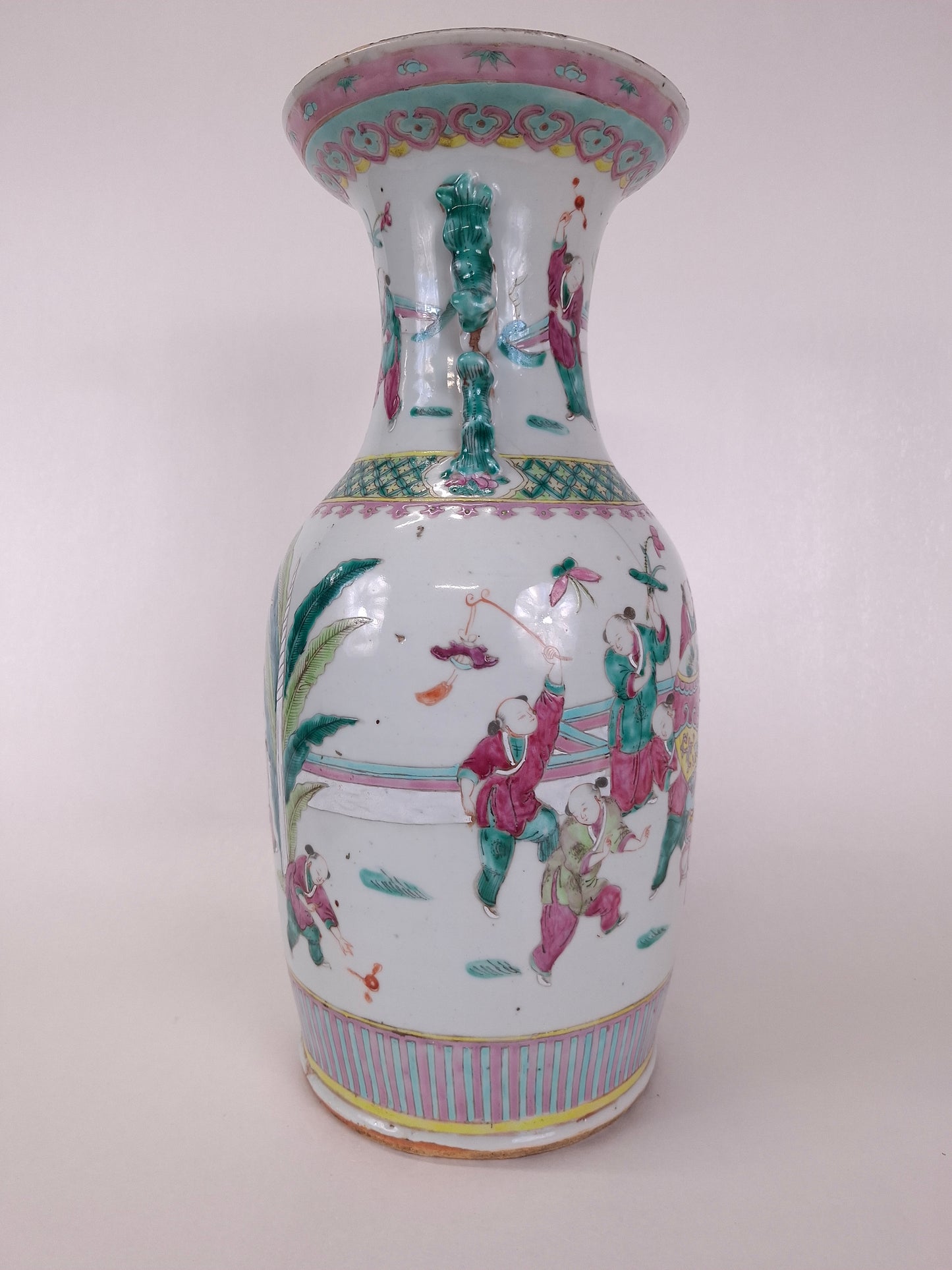 Vase chinois ancien en porcelaine rose décoré de personnages // Dynastie Qing - XIXe siècle