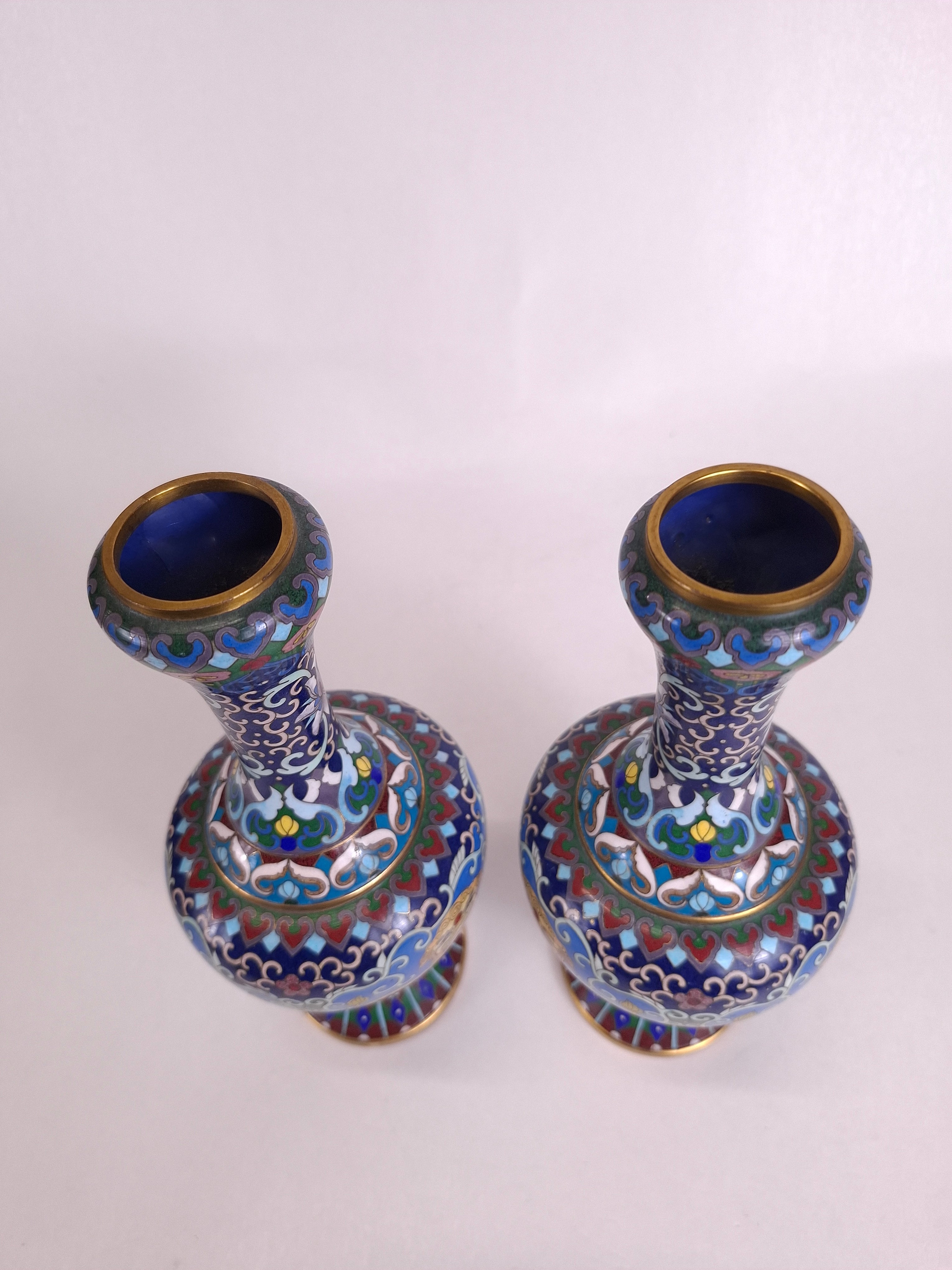 一对饰有瑞兽的中国老式景泰蓝花瓶// 20世纪中叶– Diddenantiques