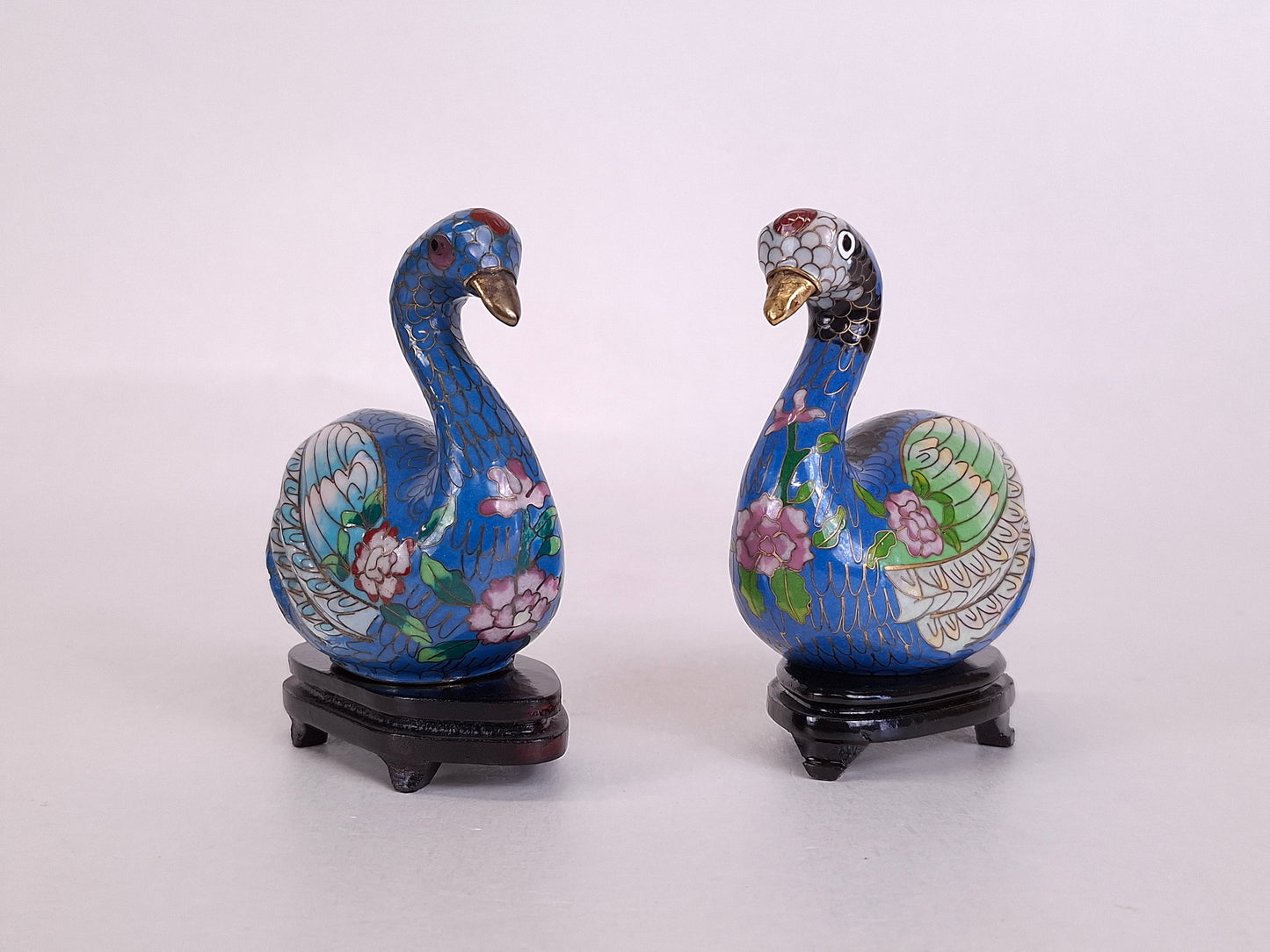 A set of 2 Chinese cloisonne figurines of swans // 20th century