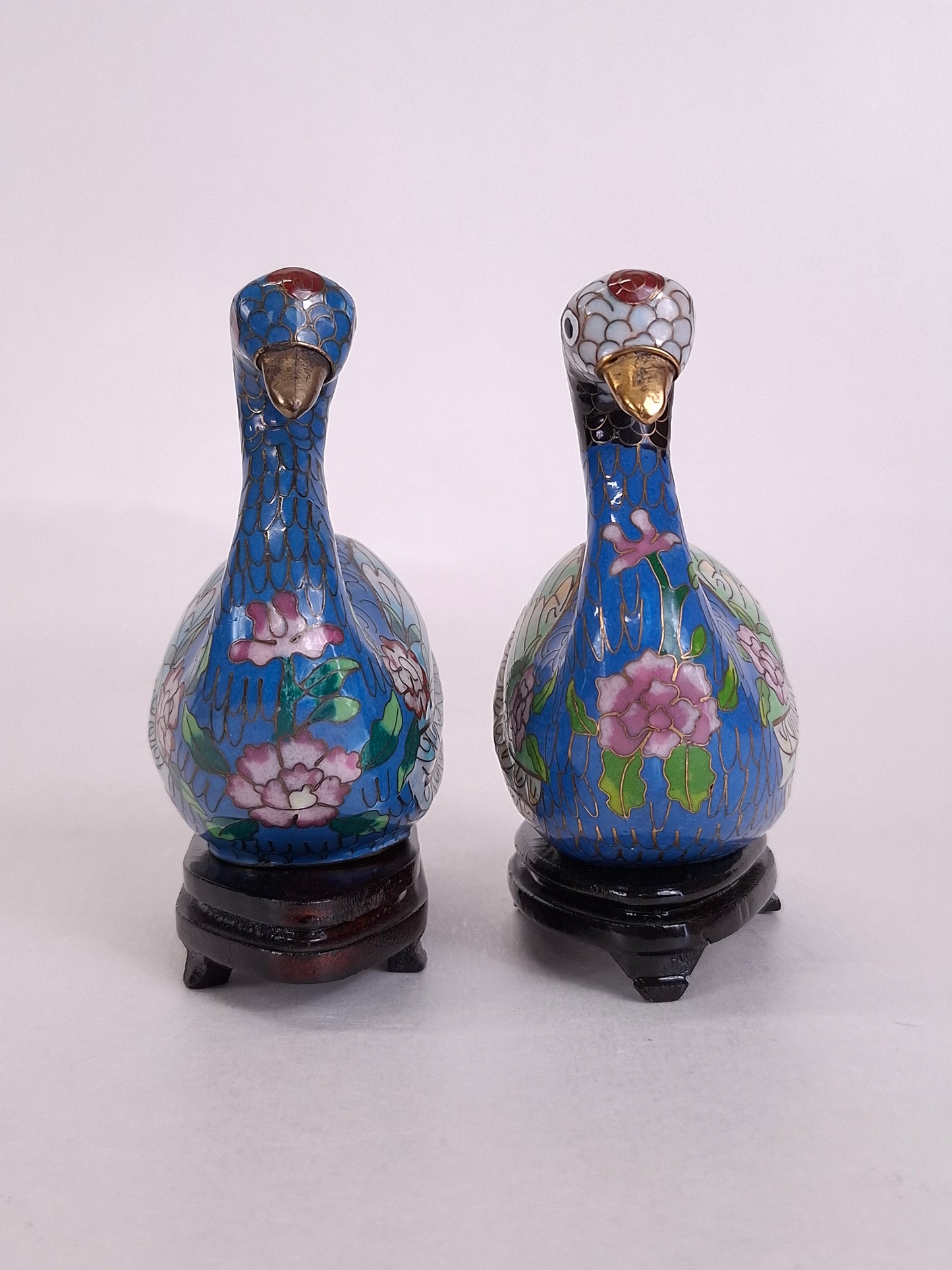 A set of 2 Chinese cloisonne figurines of swans // 20th century