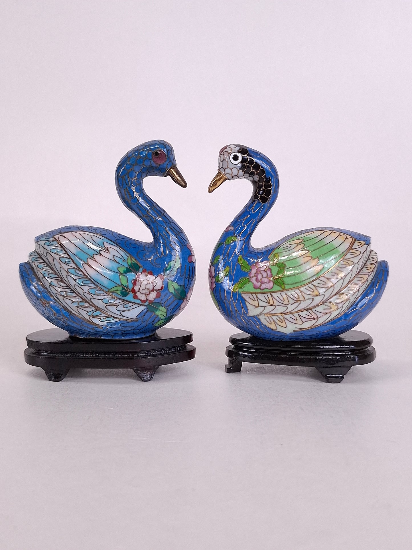 A set of 2 Chinese cloisonne figurines of swans // 20th century