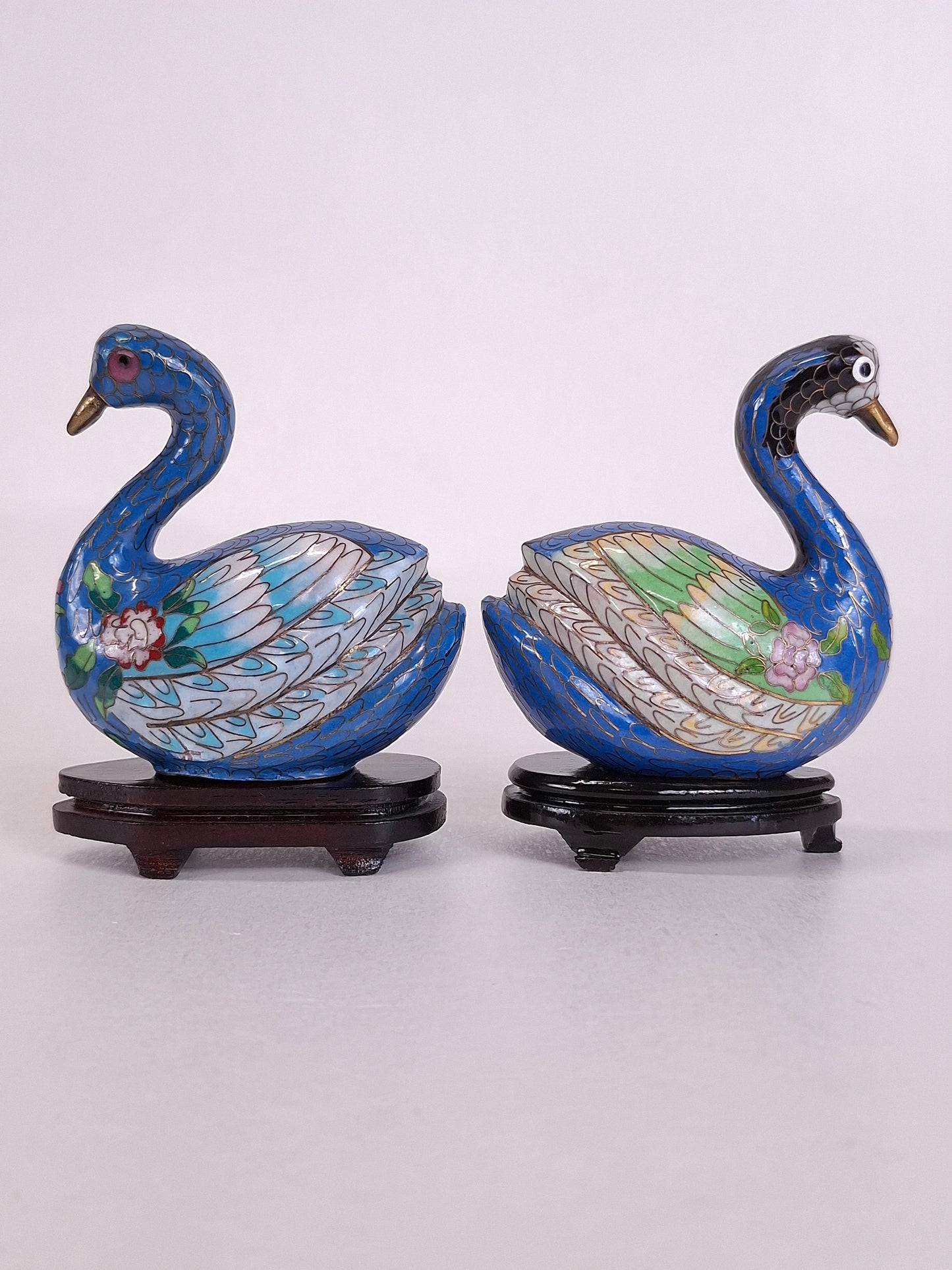 A set of 2 Chinese cloisonne figurines of swans // 20th century