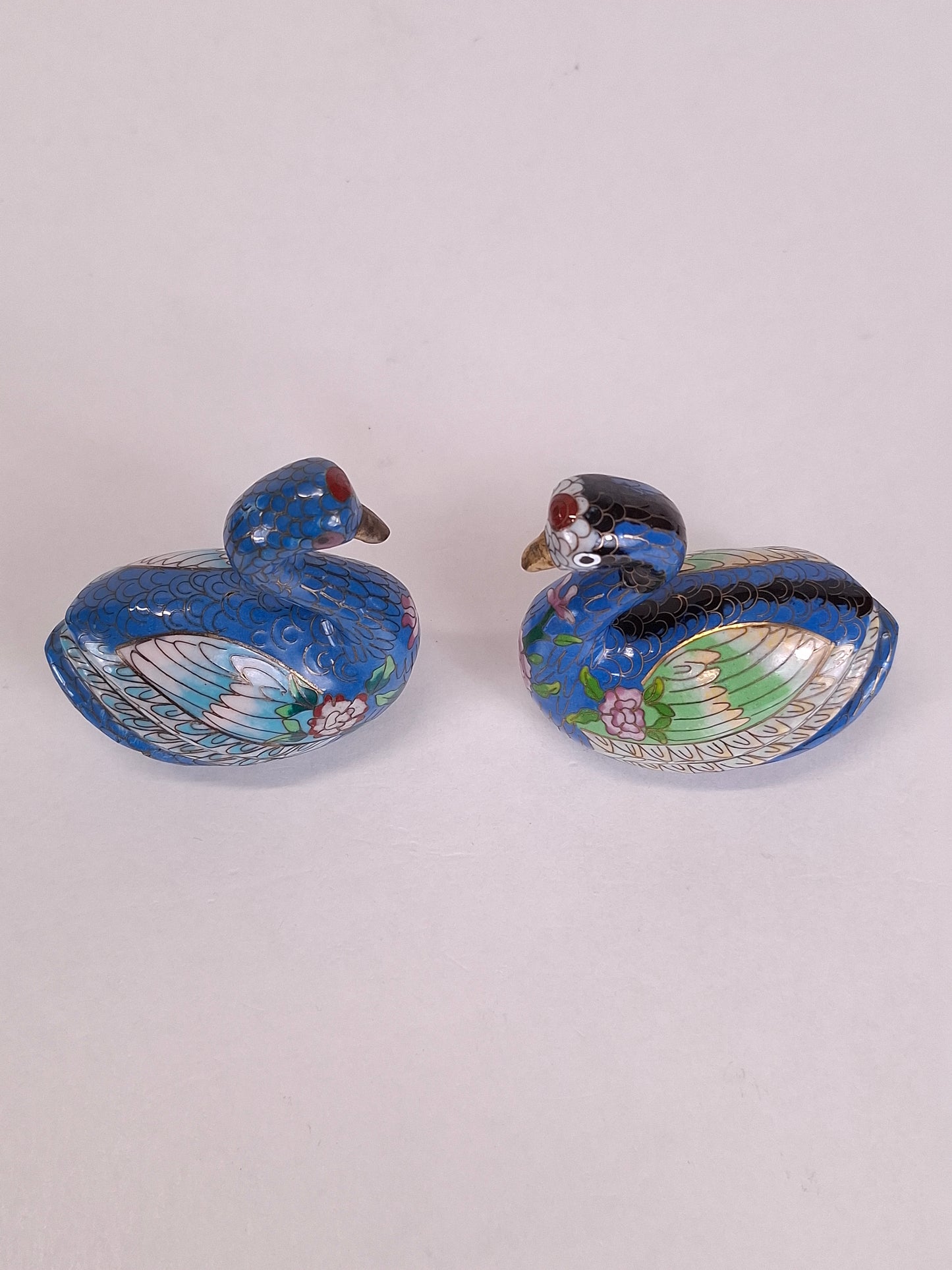 A set of 2 Chinese cloisonne figurines of swans // 20th century