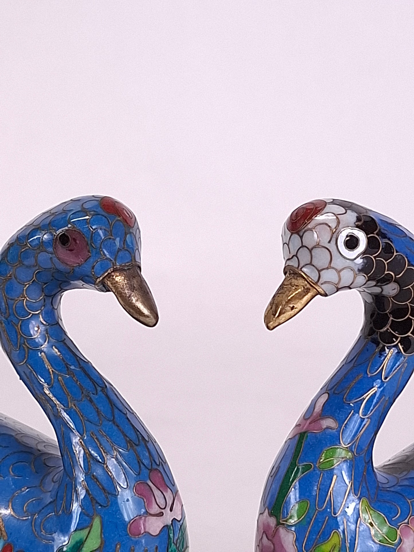 A set of 2 Chinese cloisonne figurines of swans // 20th century