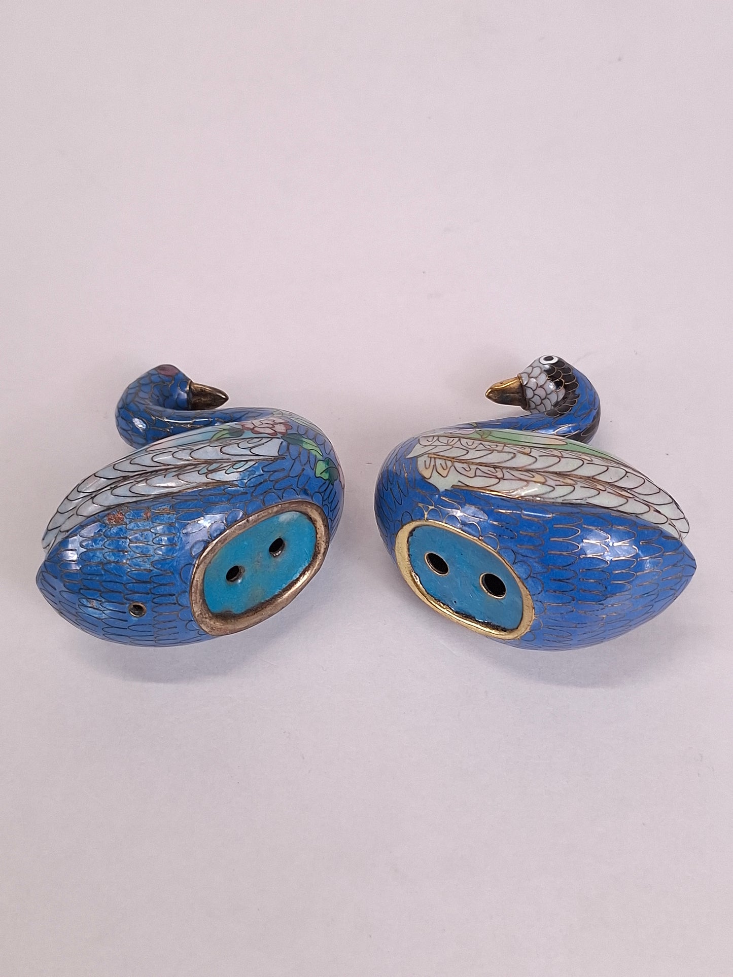 A set of 2 Chinese cloisonne figurines of swans // 20th century