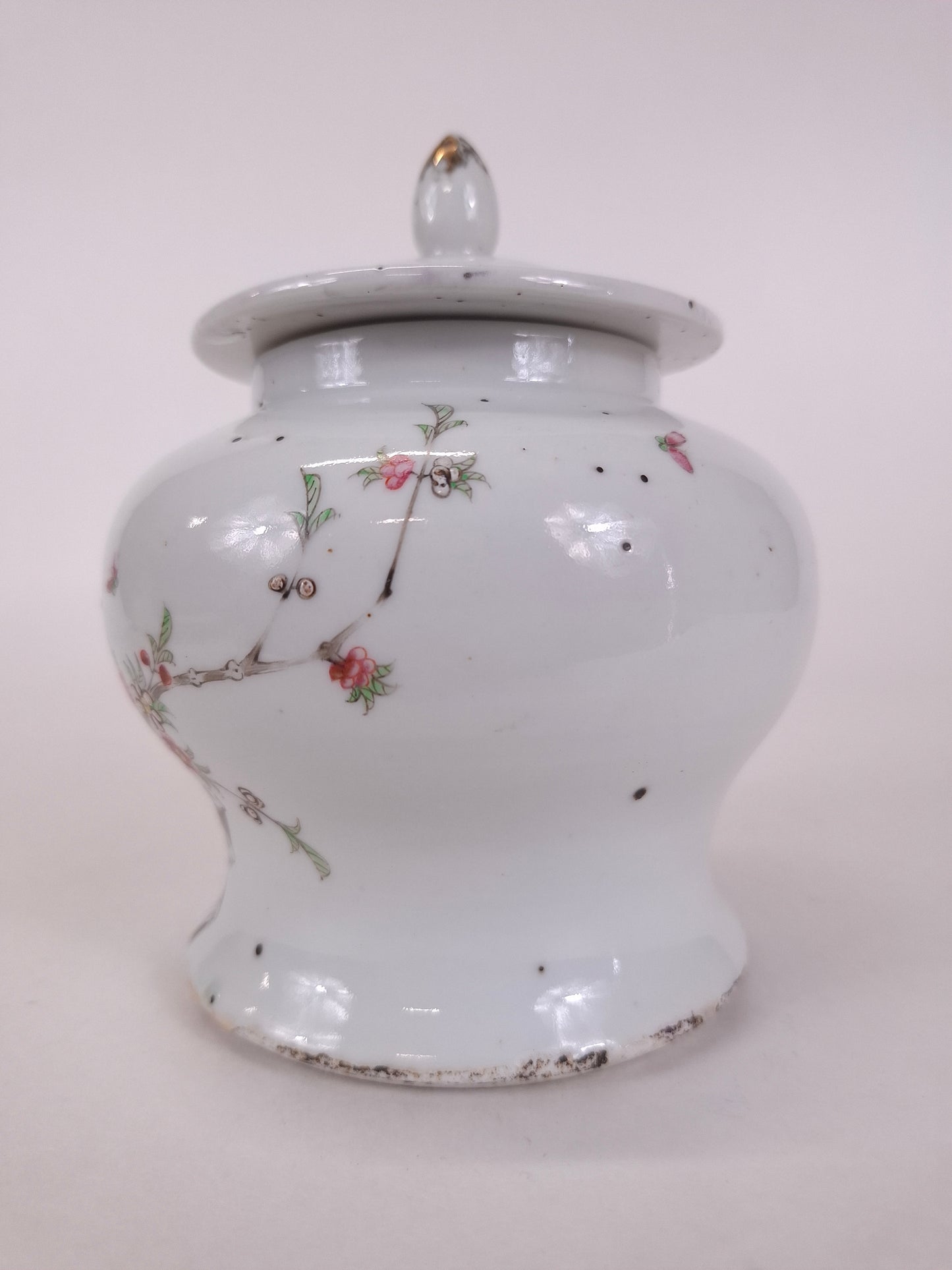 Antique Chinese lidded vase decorated with canaries in a tree // Republic period (1912-1949)
