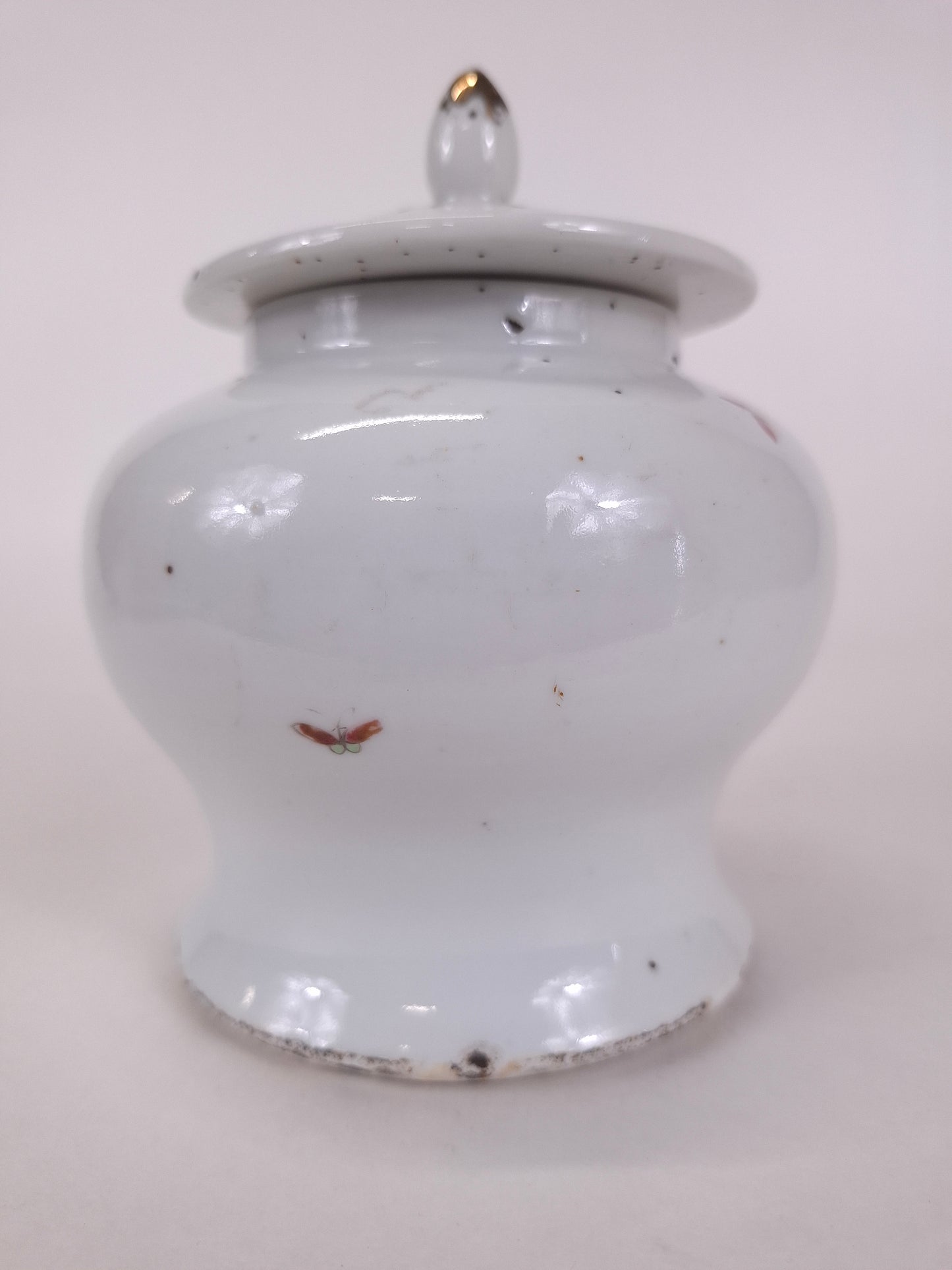 Antique Chinese lidded vase decorated with canaries in a tree // Republic period (1912-1949)