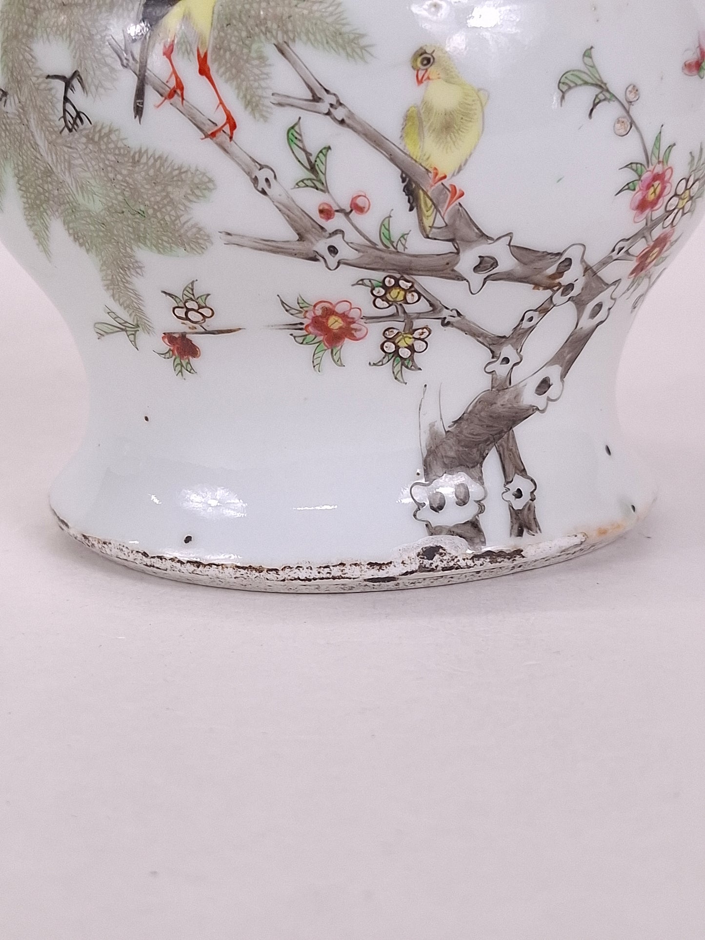 Antique Chinese lidded vase decorated with canaries in a tree // Republic period (1912-1949)
