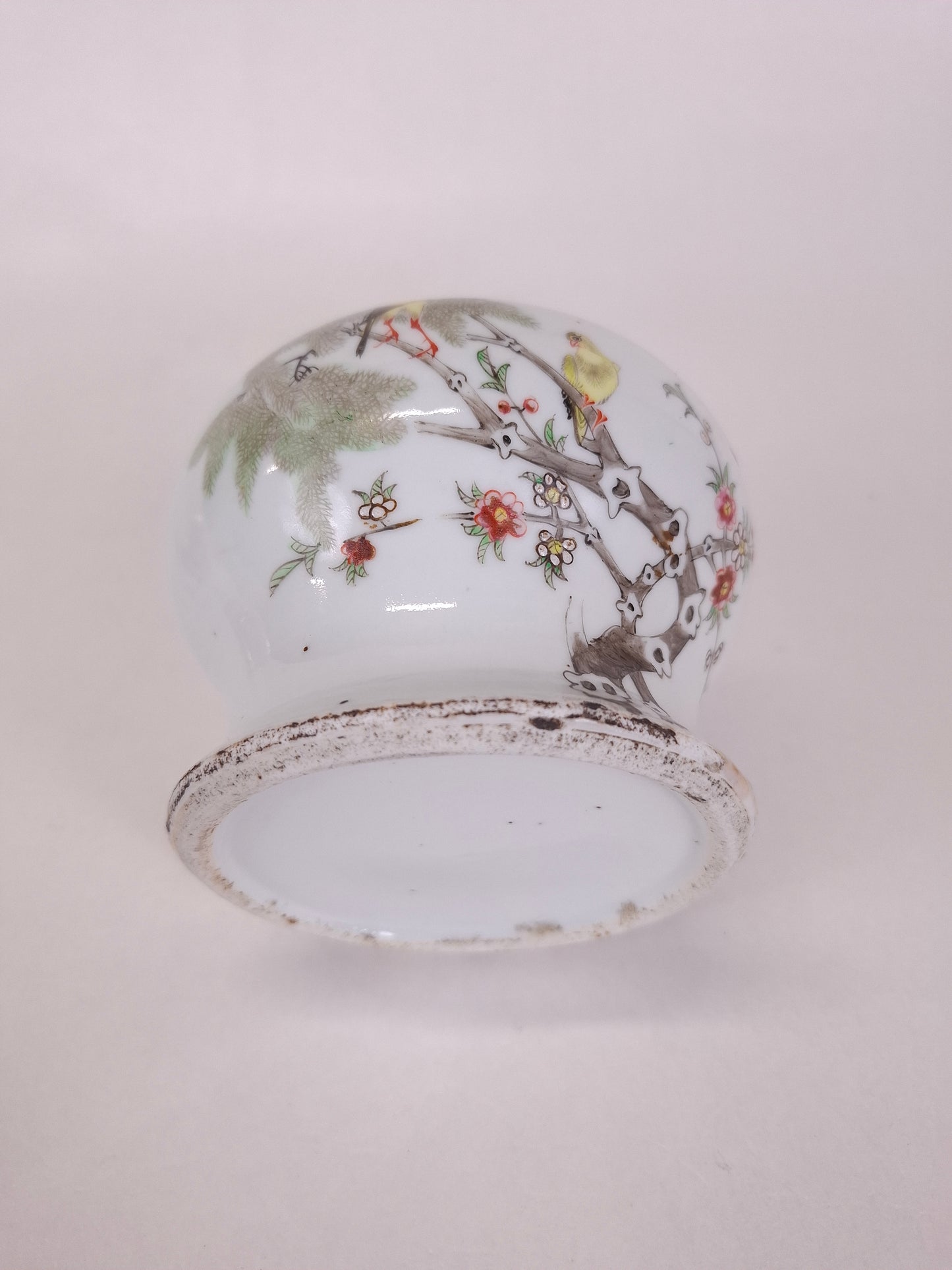 Antique Chinese lidded vase decorated with canaries in a tree // Republic period (1912-1949)
