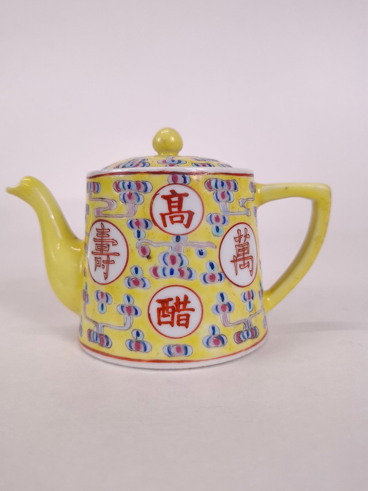 Teiera cinese antica gialla a fondo «famille rose», decorata con motivi di compleanno // Marchio Guangxu - Periodo della Repubblica (1912-1949)