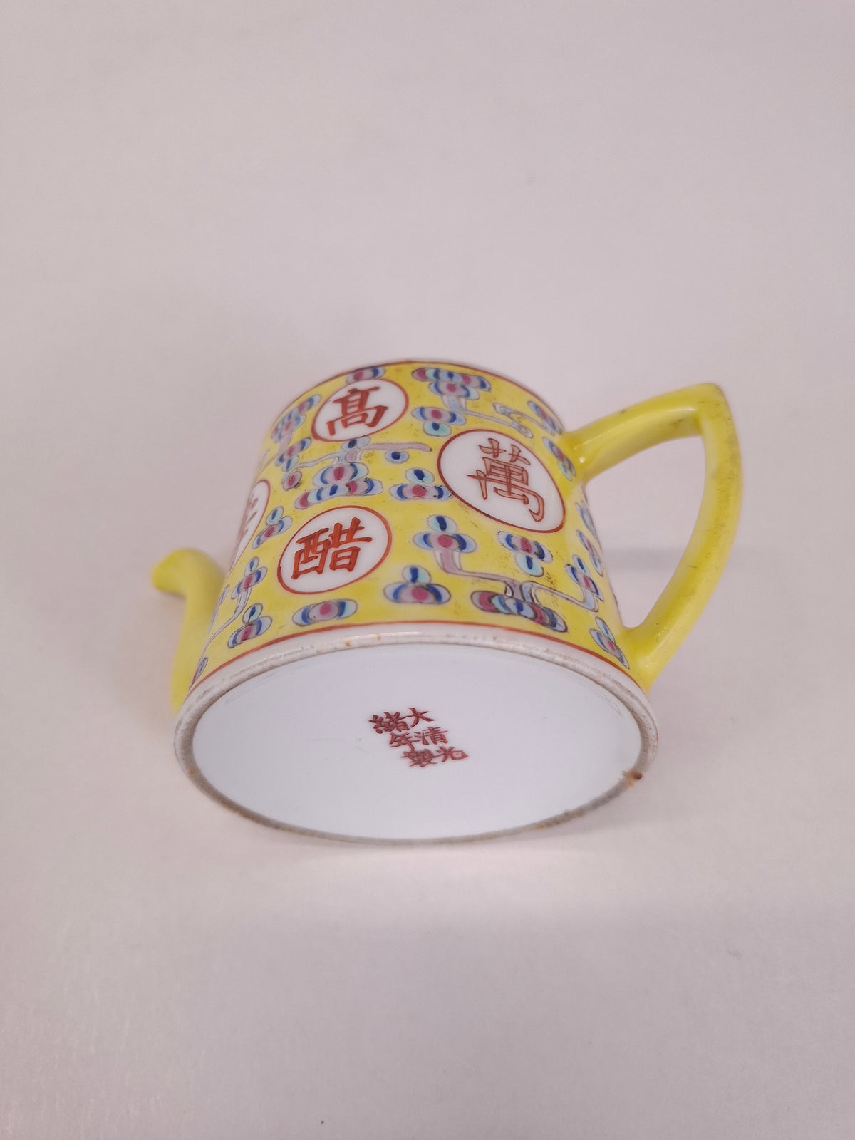 Teiera cinese antica gialla a fondo «famille rose», decorata con motivi di compleanno // Marchio Guangxu - Periodo della Repubblica (1912-1949)
