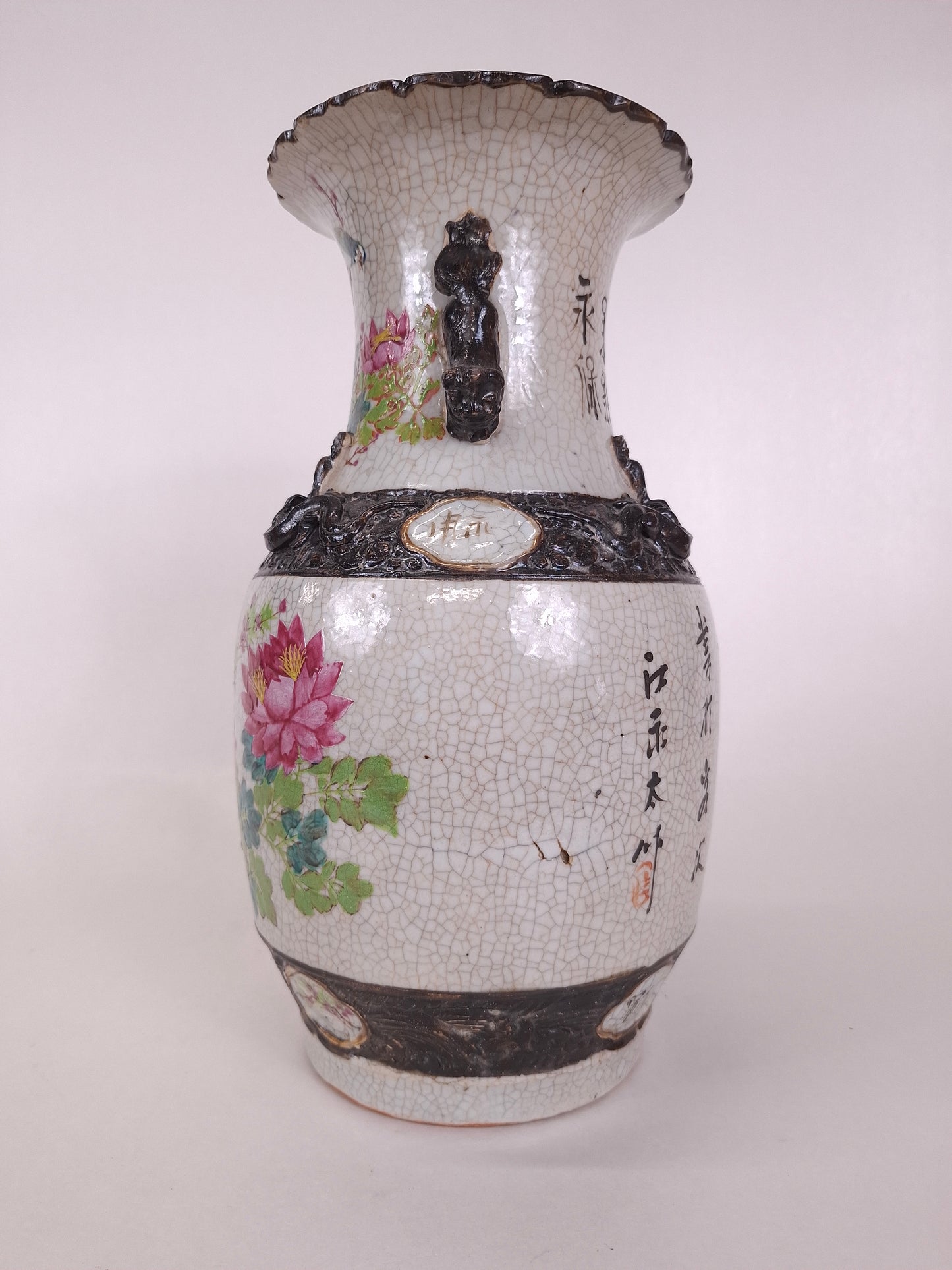 Vase Nankin chinois ancien décoré de pivoines et d'oiseaux // Dynastie Qing - XIXe siècle