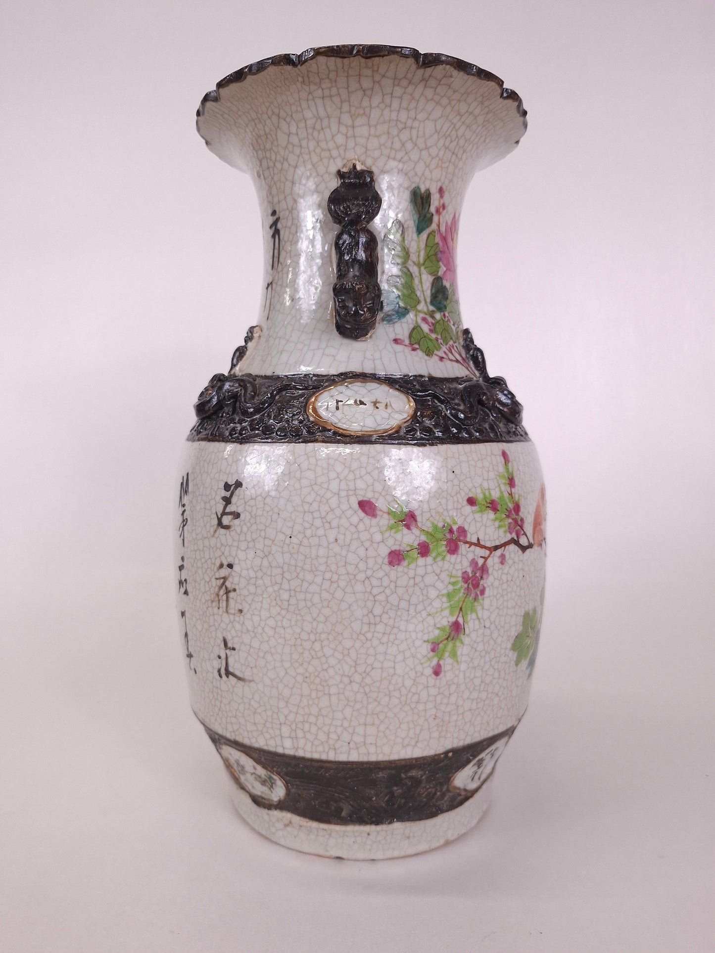Vase Nankin chinois ancien décoré de pivoines et d'oiseaux // Dynastie Qing - XIXe siècle
