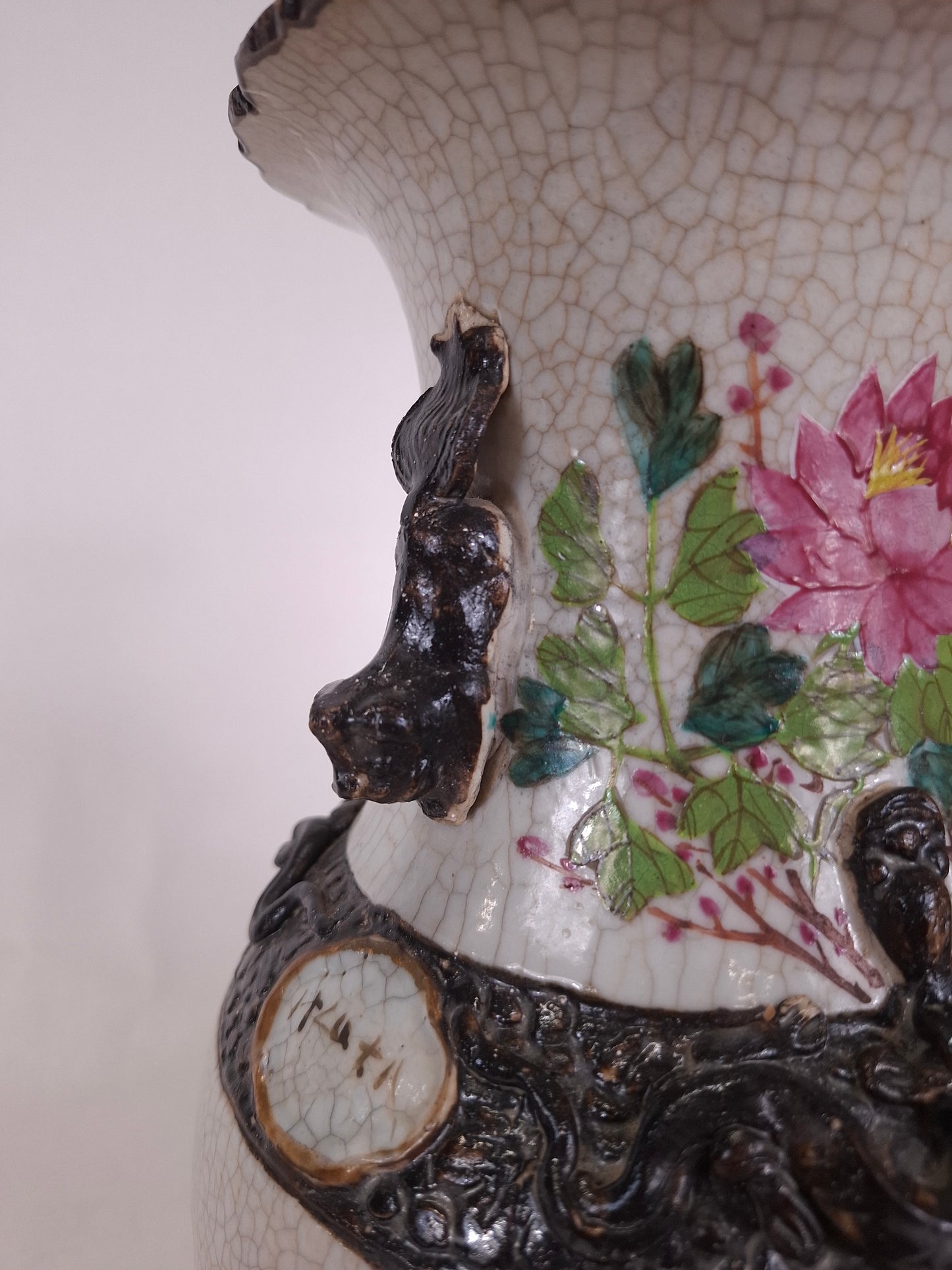Vase Nankin chinois ancien décoré de pivoines et d'oiseaux // Dynastie Qing - XIXe siècle
