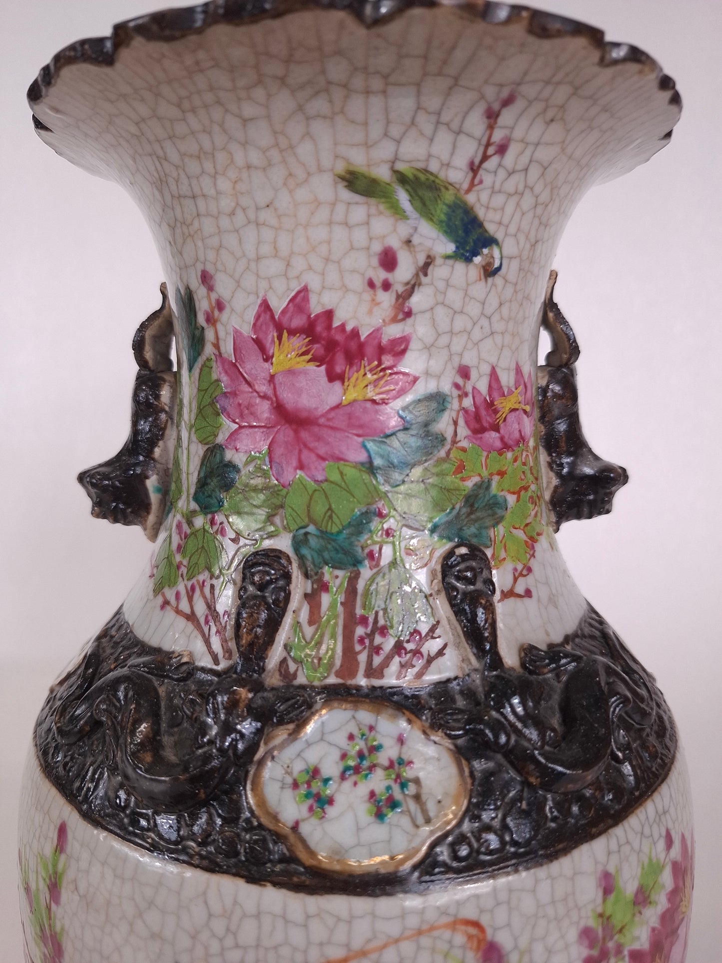 Vase Nankin chinois ancien décoré de pivoines et d'oiseaux // Dynastie Qing - XIXe siècle