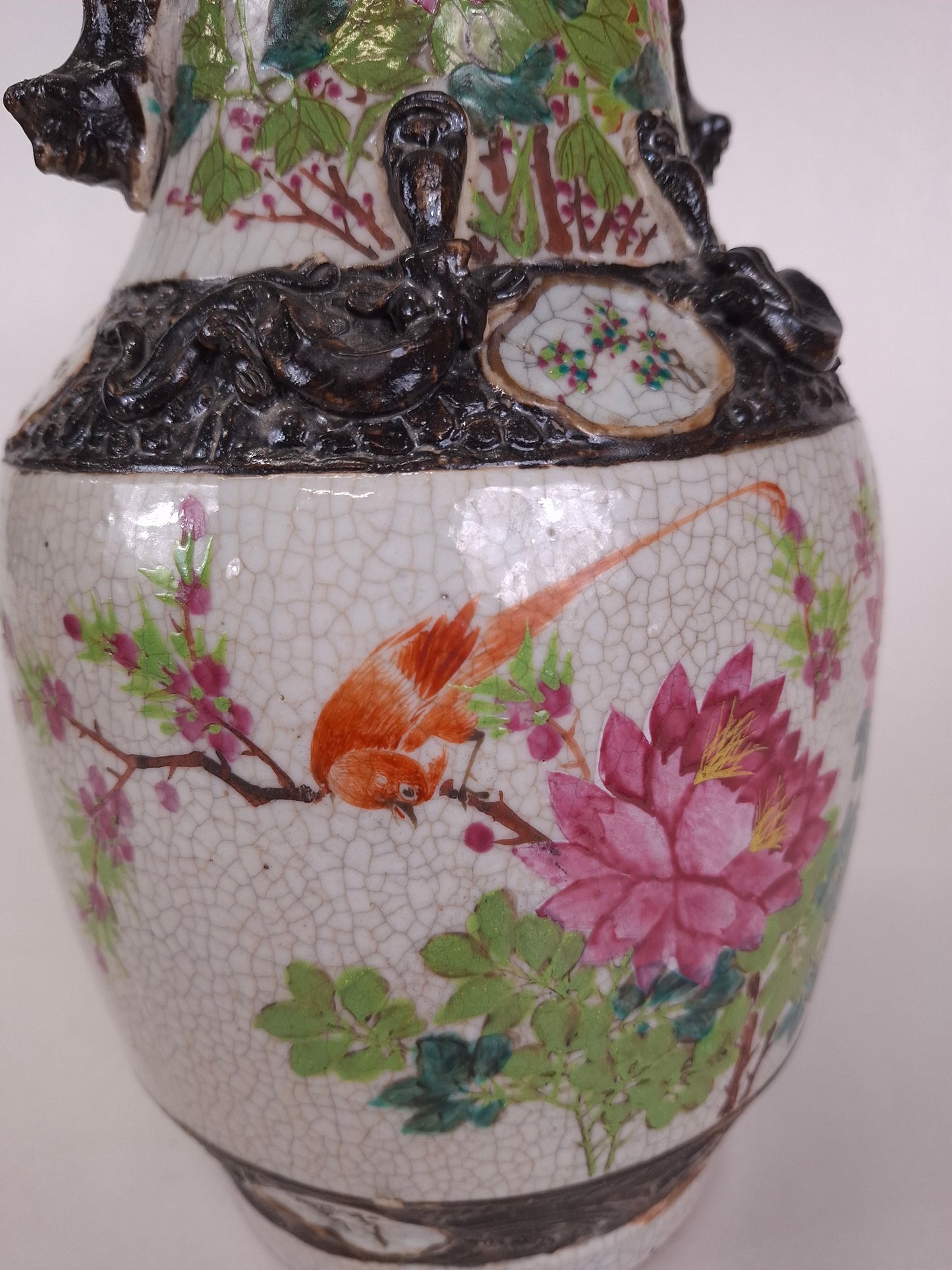 Vase Nankin chinois ancien décoré de pivoines et d'oiseaux // Dynastie Qing - XIXe siècle
