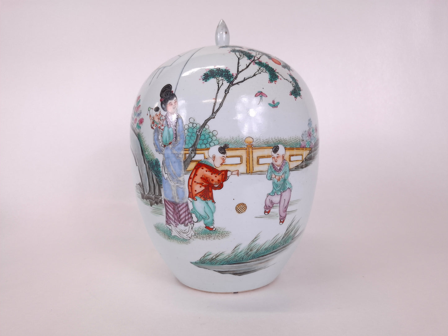 Antique chinese ginger jar decorated with a garden scene // Republic period (1912-1949)