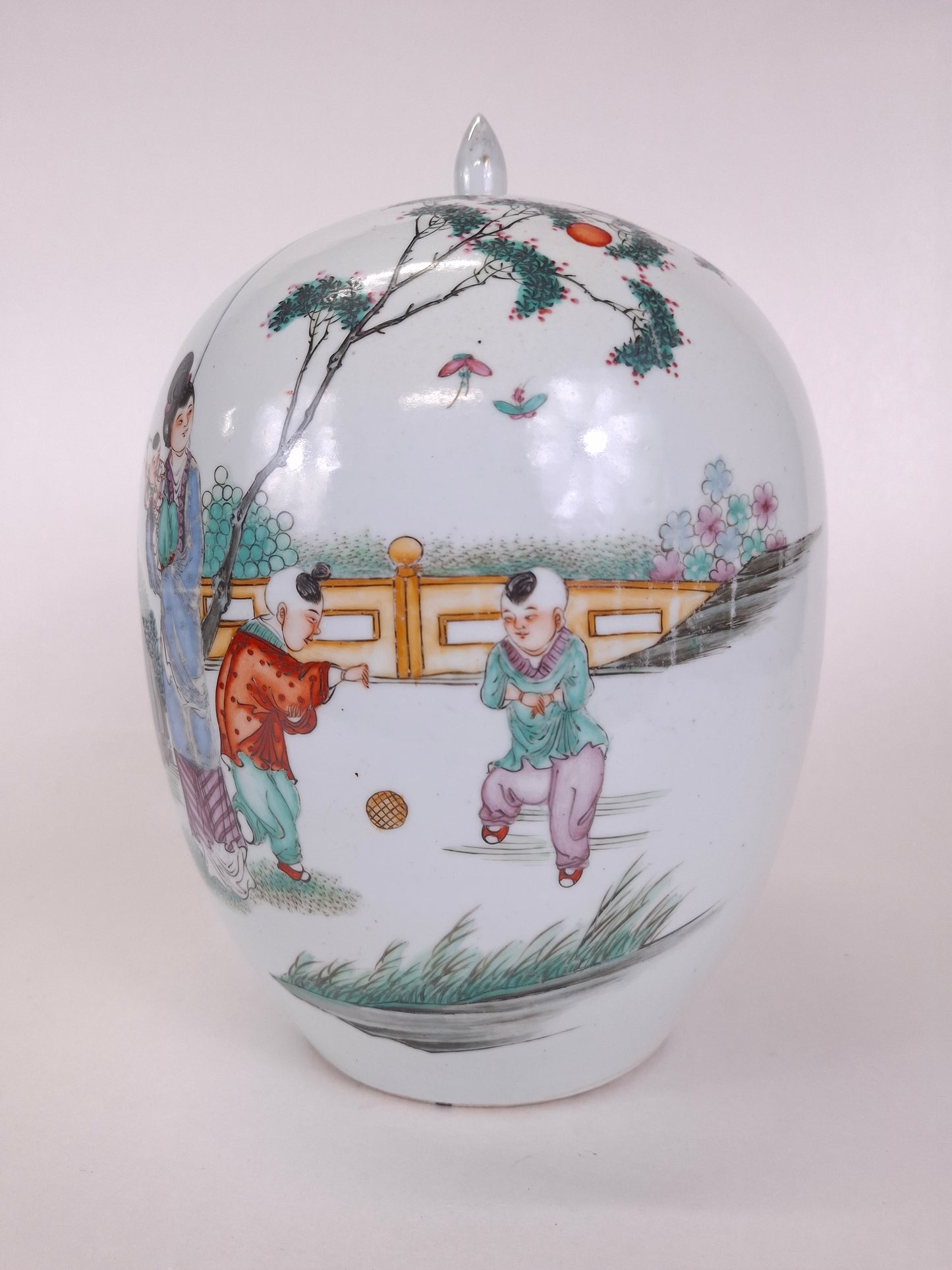 Antique chinese ginger jar decorated with a garden scene // Republic period (1912-1949)