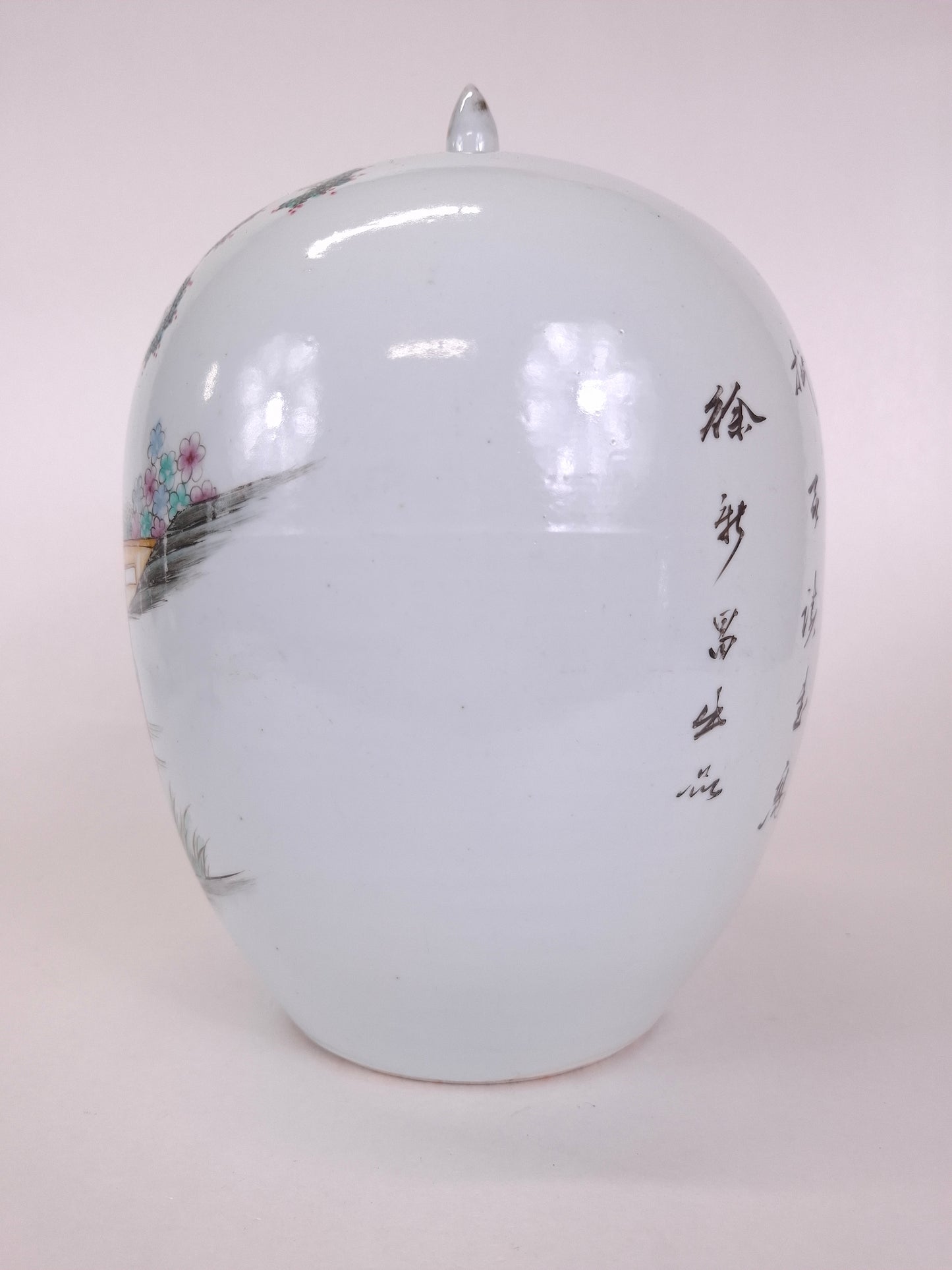 Antique chinese ginger jar decorated with a garden scene // Republic period (1912-1949)