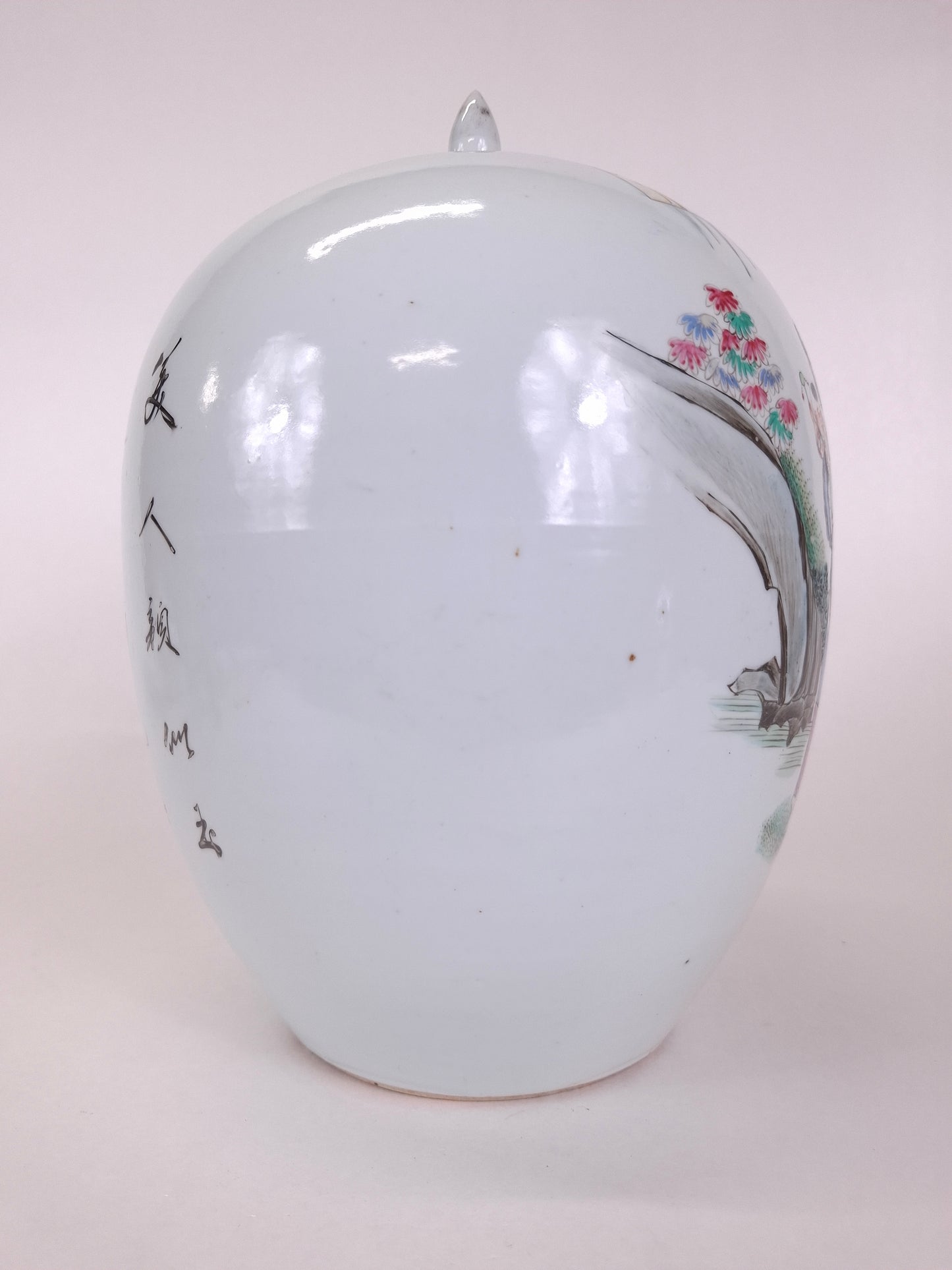 Antique chinese ginger jar decorated with a garden scene // Republic period (1912-1949)