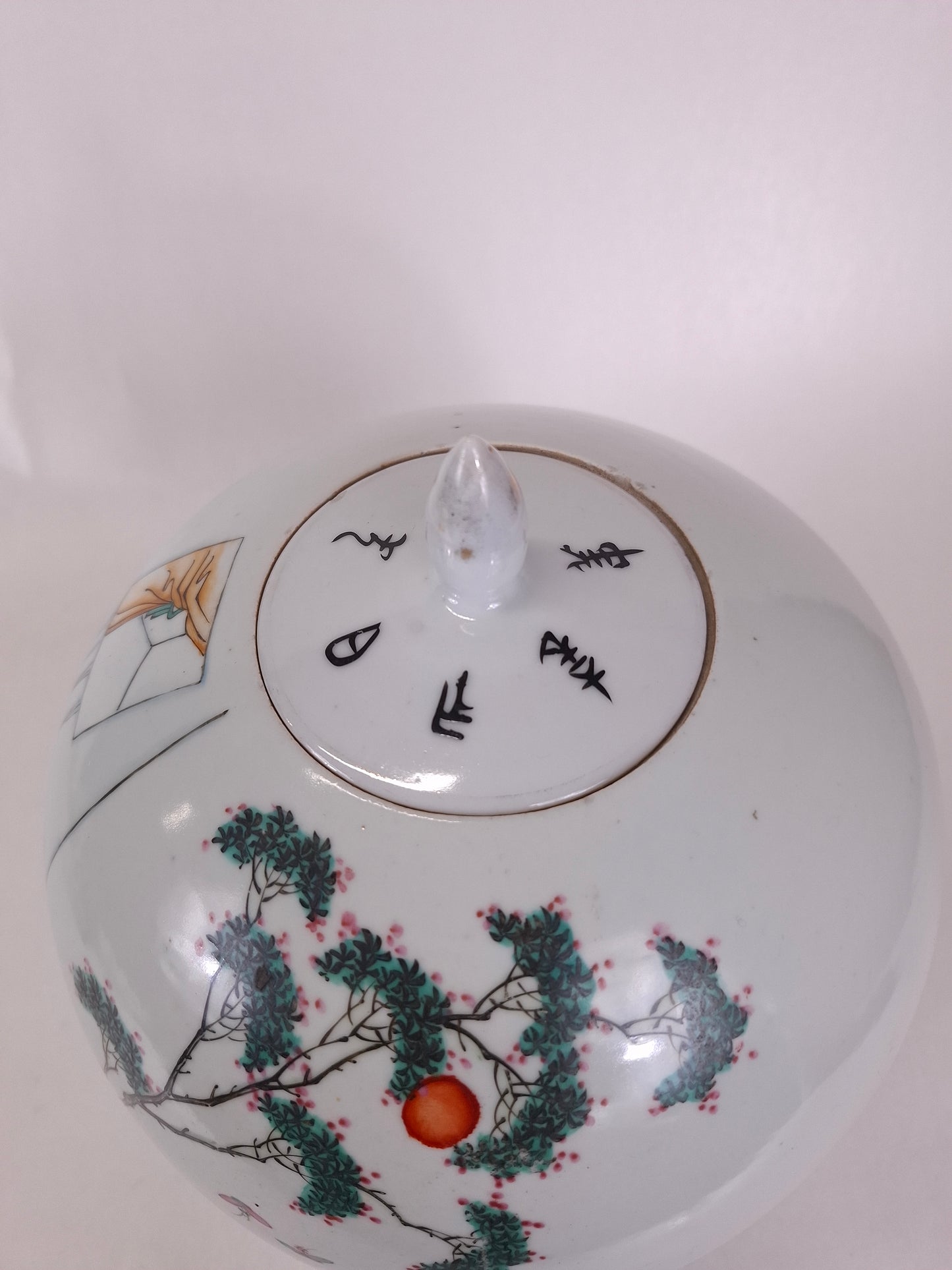 Antique chinese ginger jar decorated with a garden scene // Republic period (1912-1949)