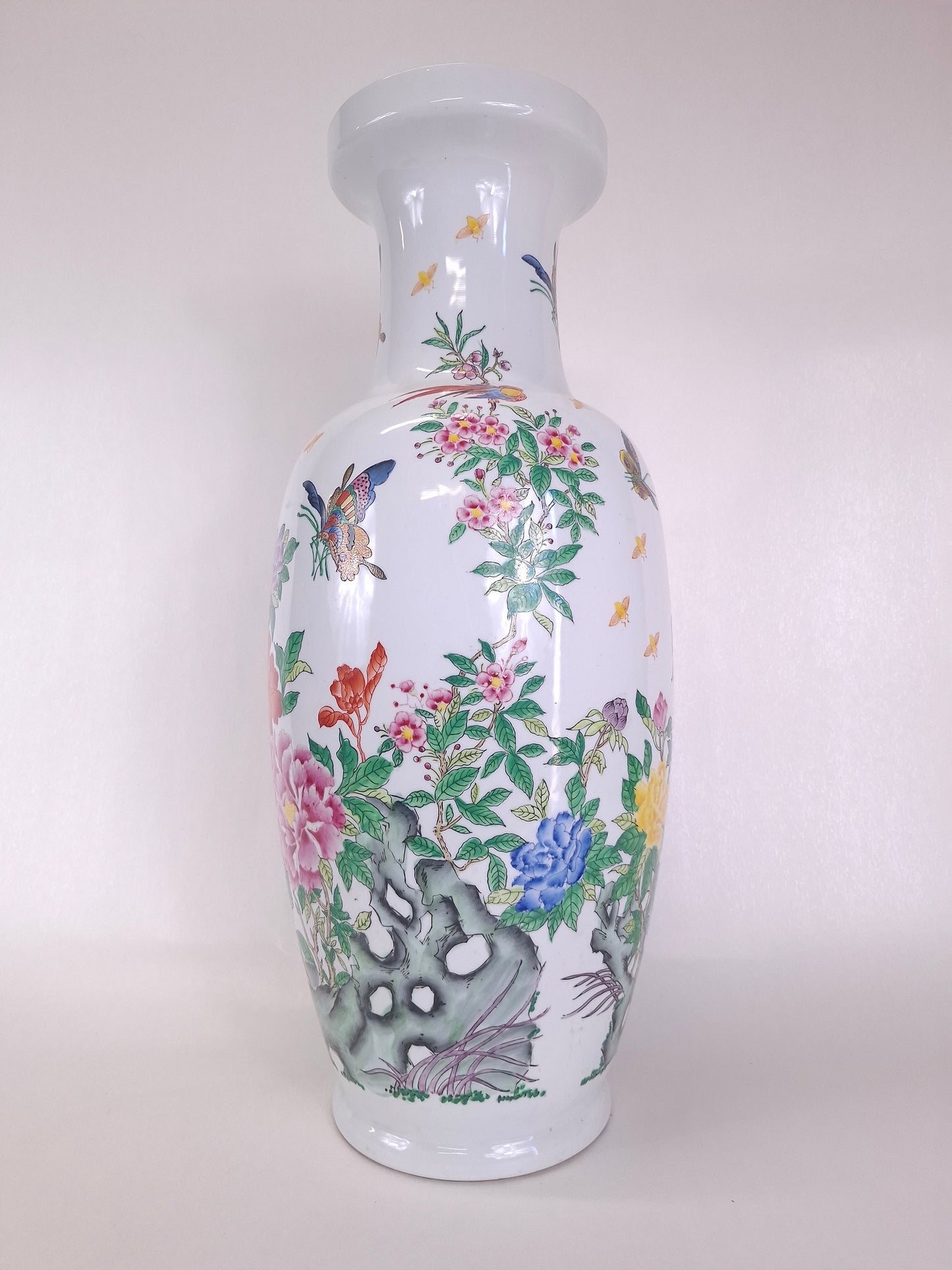 Grand vase chinois en porcelaine rose de la famille décoré de fleurs et de papillons // XXe siècle