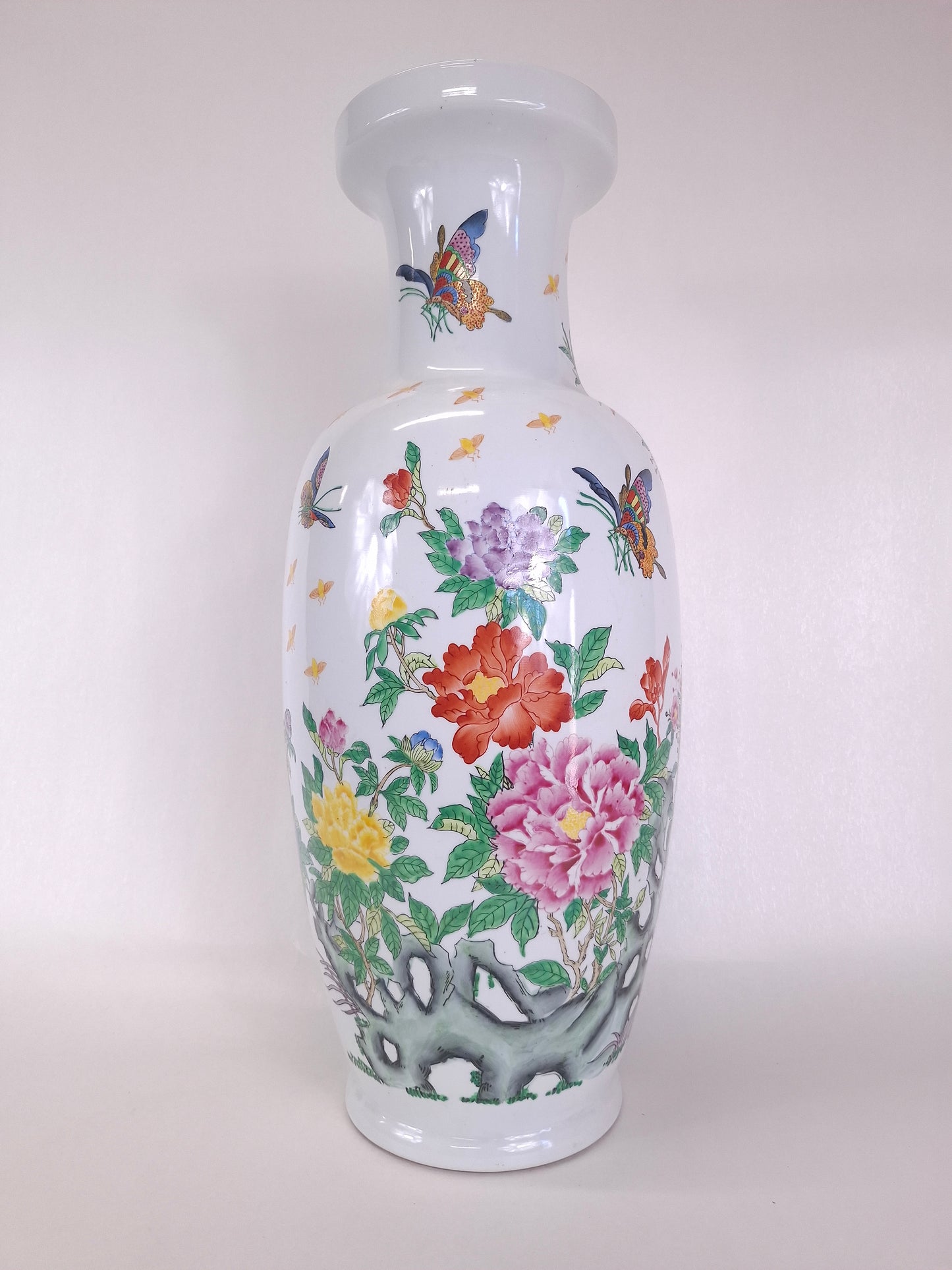 Grand vase chinois en porcelaine rose de la famille décoré de fleurs et de papillons // XXe siècle