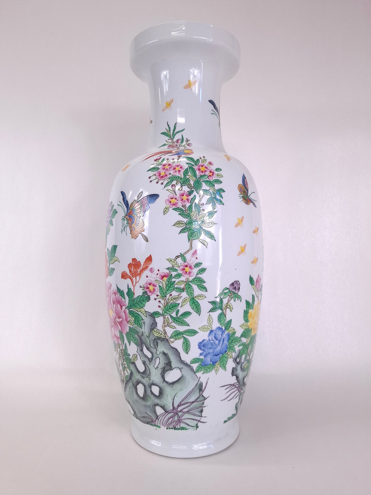 Grand vase chinois en porcelaine rose de la famille décoré de fleurs et de papillons // XXe siècle