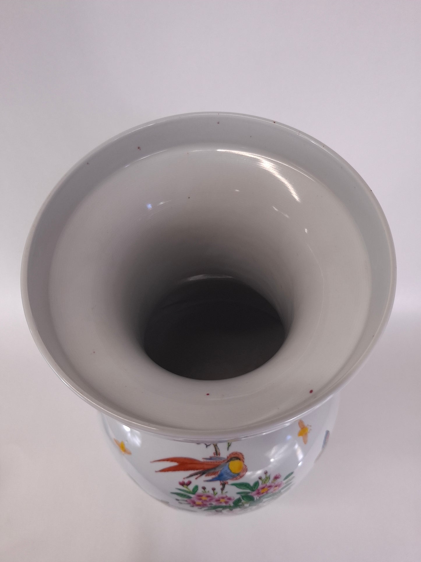 Grand vase chinois en porcelaine rose de la famille décoré de fleurs et de papillons // XXe siècle