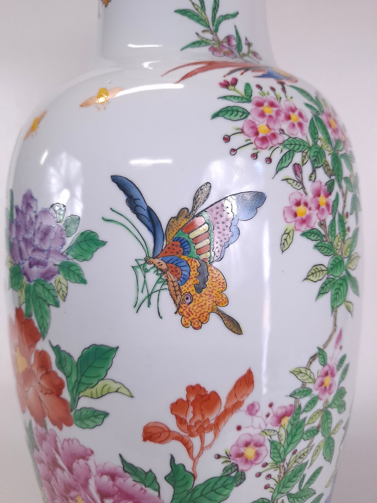 Grand vase chinois en porcelaine rose de la famille décoré de fleurs et de papillons // XXe siècle