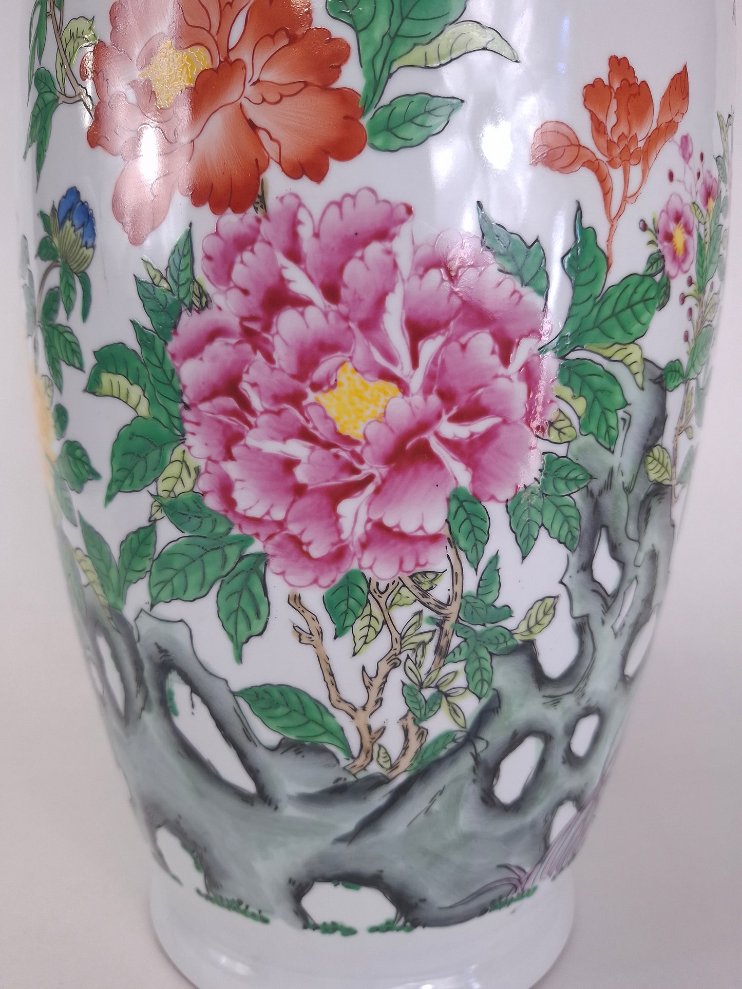 Grand vase chinois en porcelaine rose de la famille décoré de fleurs et de papillons // XXe siècle