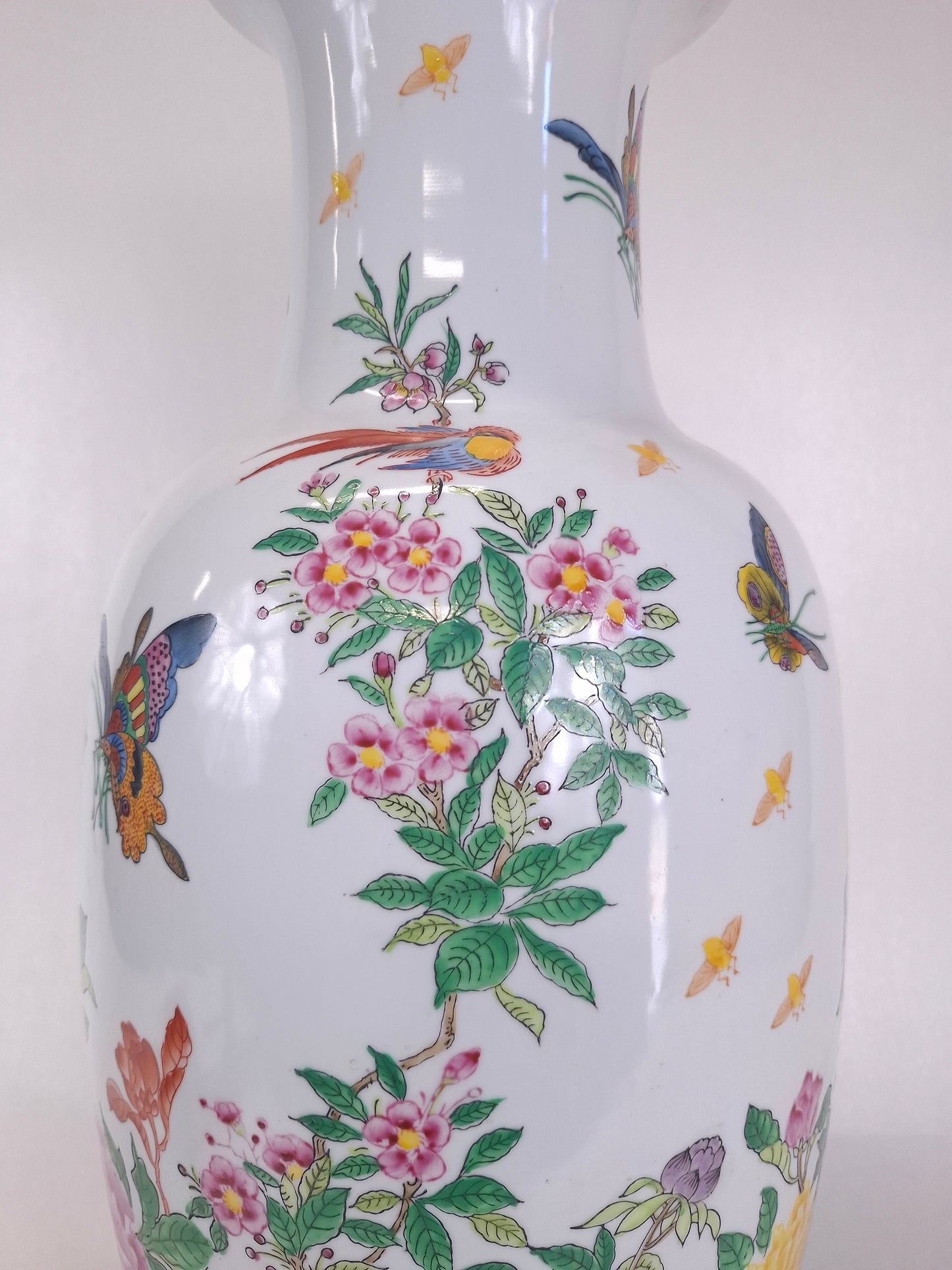 Grand vase chinois en porcelaine rose de la famille décoré de fleurs et de papillons // XXe siècle