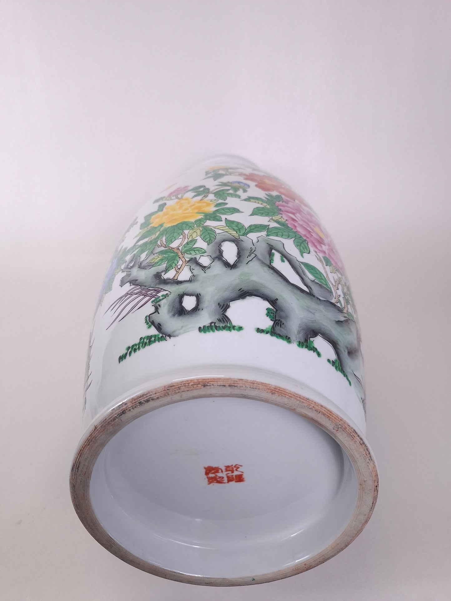 Grand vase chinois en porcelaine rose de la famille décoré de fleurs et de papillons // XXe siècle