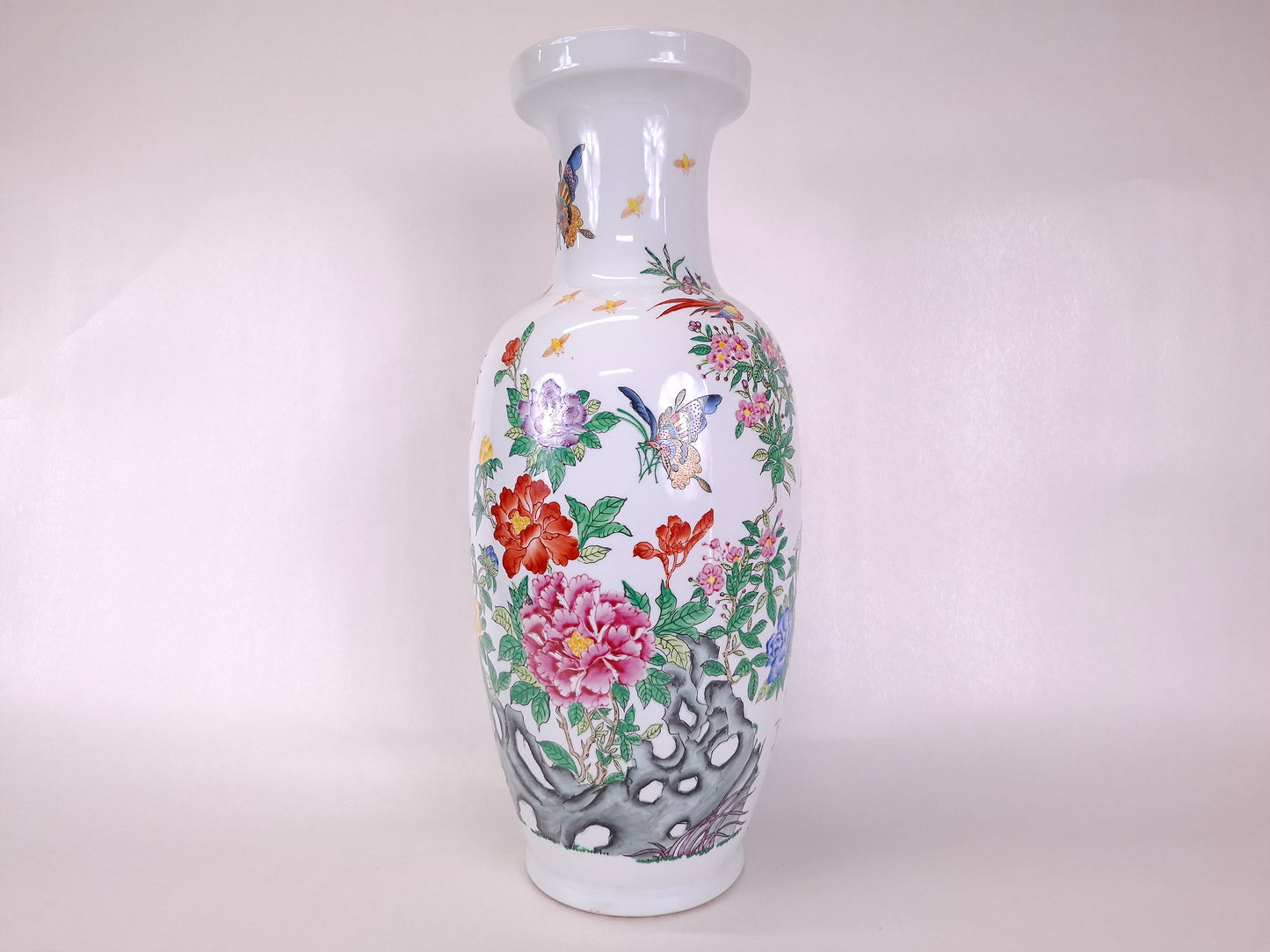 Grand vase chinois en porcelaine de la famille rose décoré de fleurs et de papillons // XXe siècle