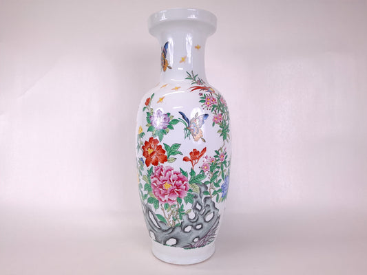 Large Chinese famille rose vase decorated with flowers and butterflies // 20th century