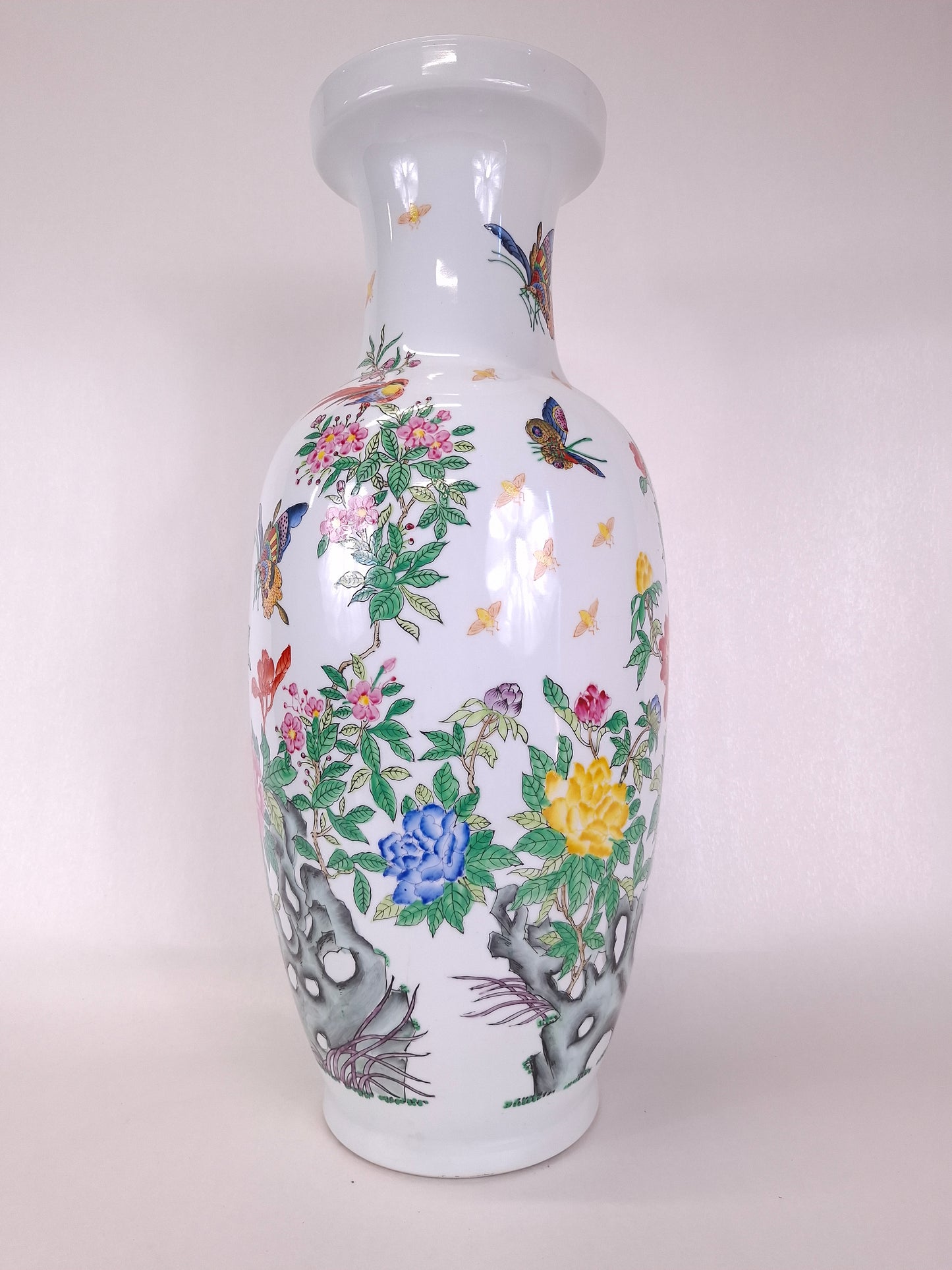 Grand vase chinois en porcelaine de la famille rose décoré de fleurs et de papillons // XXe siècle